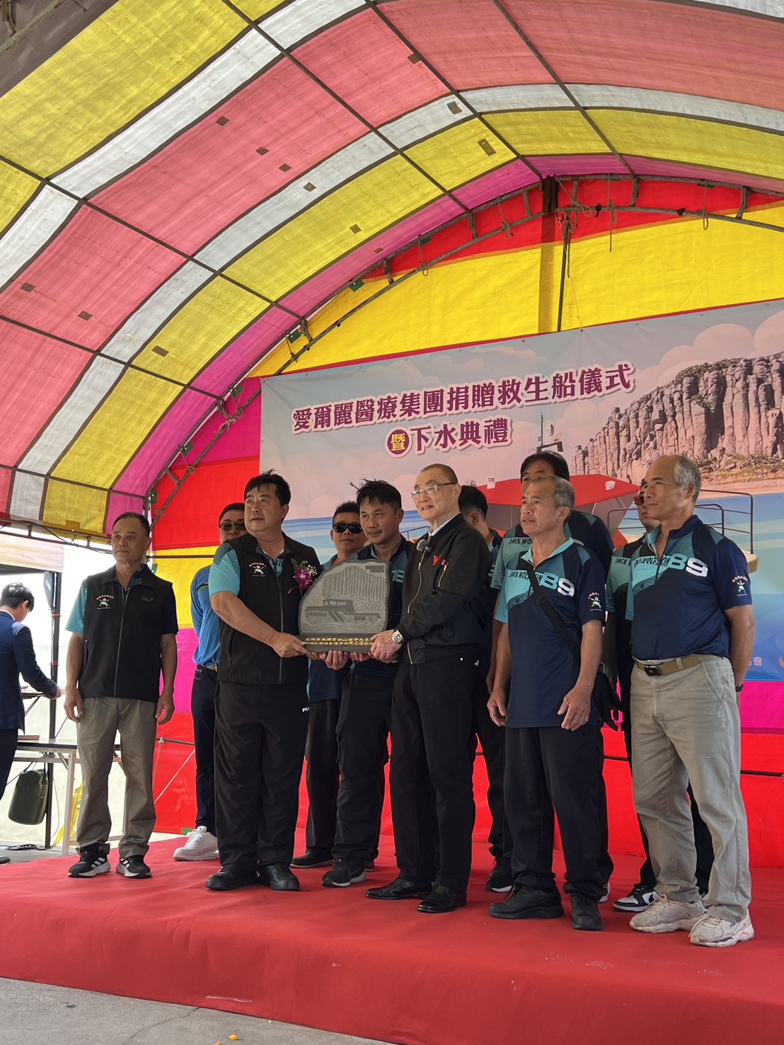 前國防部長馮世寬及愛爾麗集團總經理張富榮代表常董事長出席受贈,並由澎湖縣副縣長林皆興代表縣政府致贈感謝狀,以感謝常如山及劉貞華兩位董事長,長期以來對澎湖的挹注與支持。(愛爾麗集團提供)