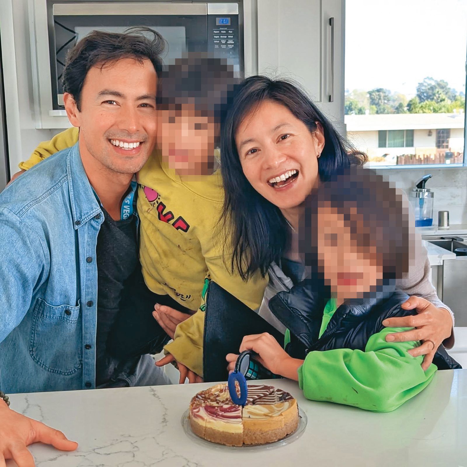 Janet（右二）和老公George（左一）育有2子，婚後定居美國。 （翻攝自Janet謝怡芬臉書）
