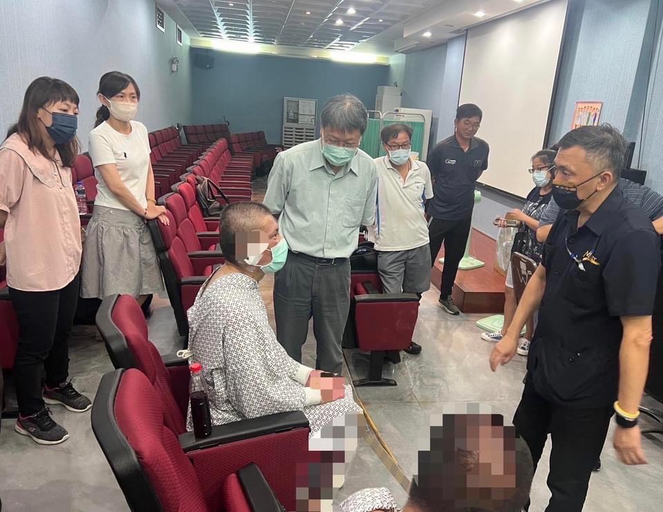 中科院副院長羅意中率隊探視2受傷員工,盼復原後盡早返回工作崗位。(取自中科院臉書)