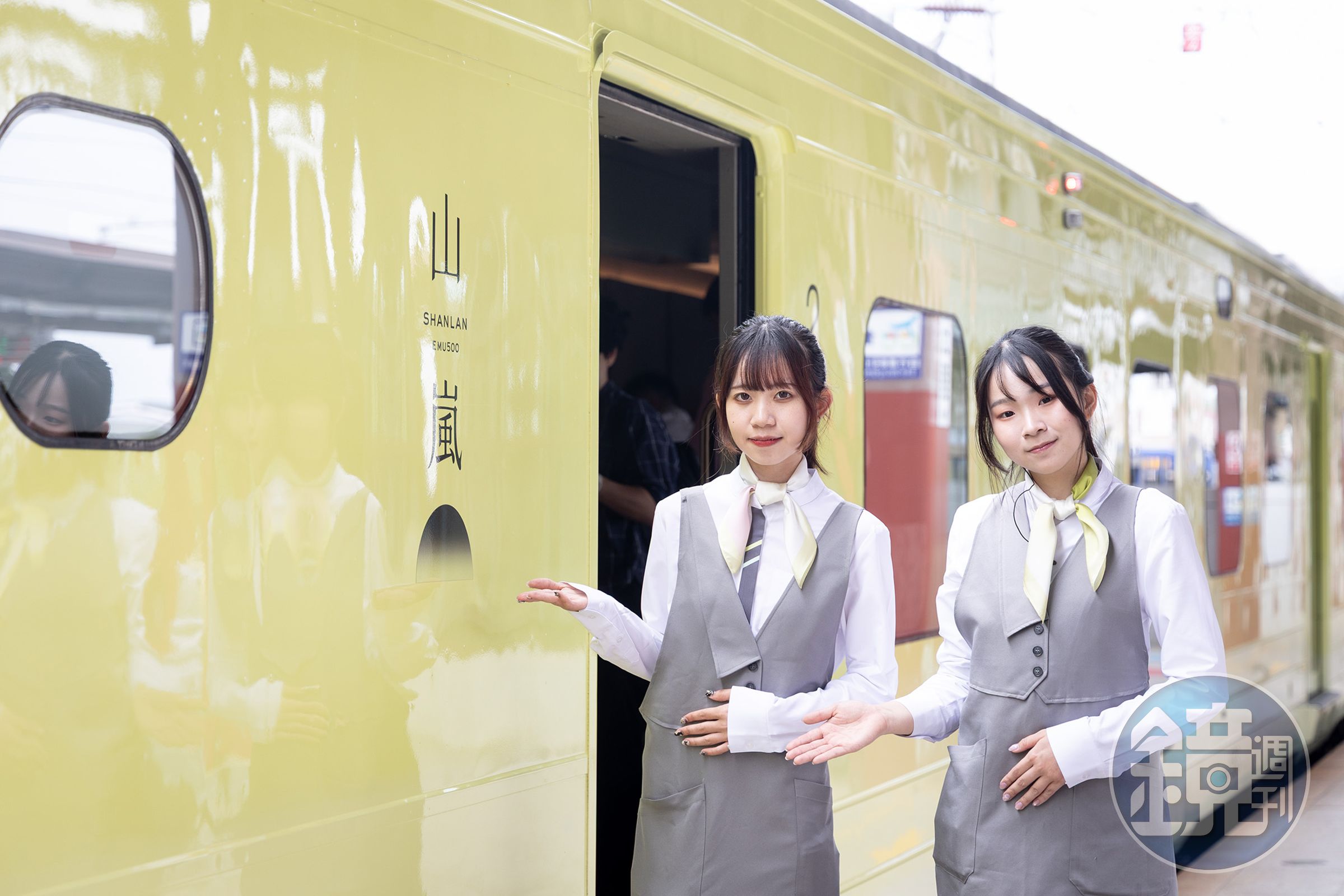 山嵐號的管家為旅客提供車廂服務，不論是送餐、補充茶水、迎賓與歡送，都為旅程注入更多溫度。