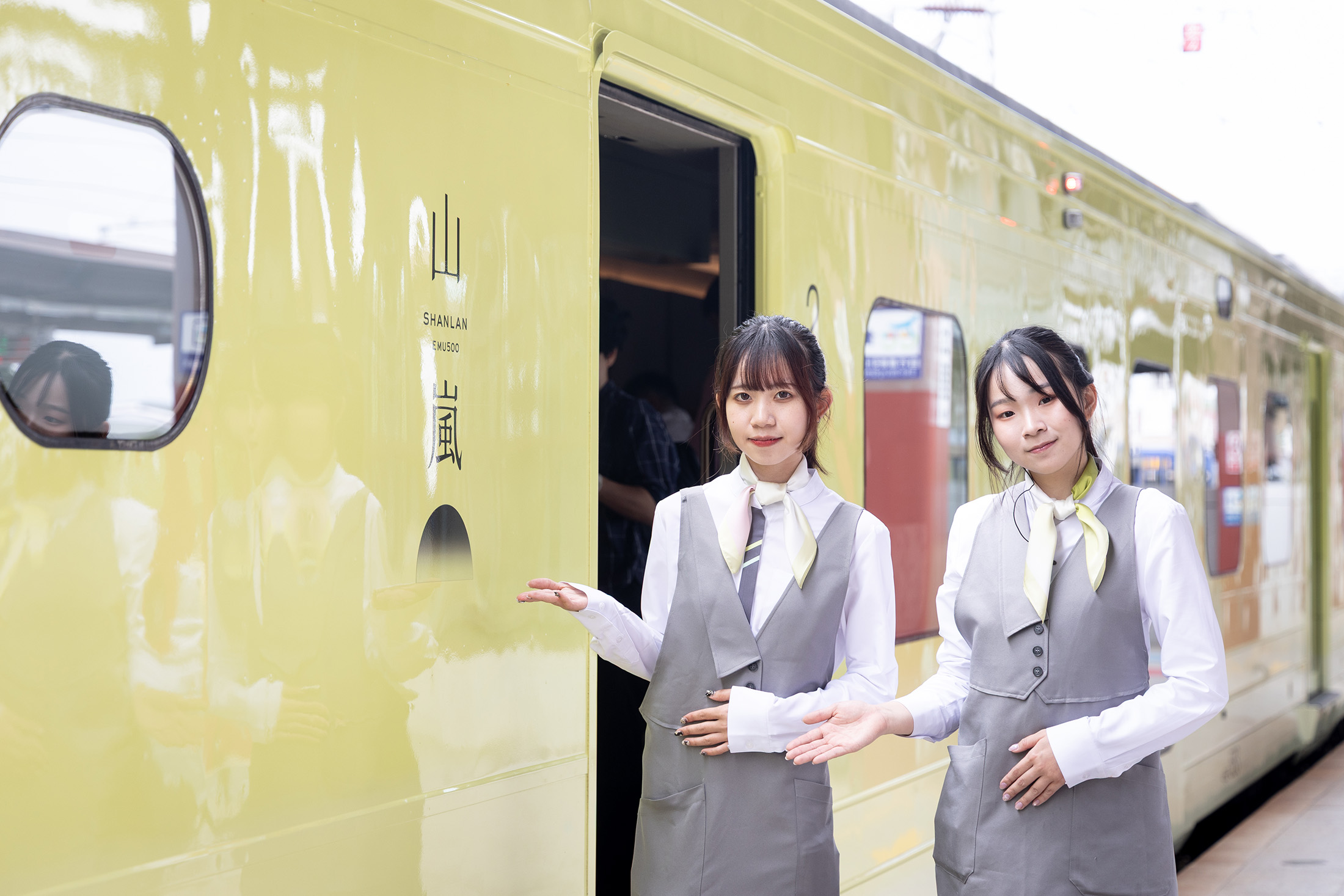 山嵐號的管家為旅客提供車廂服務，不論是送餐、補充茶水、迎賓與歡送，都為旅程注入更多溫度。