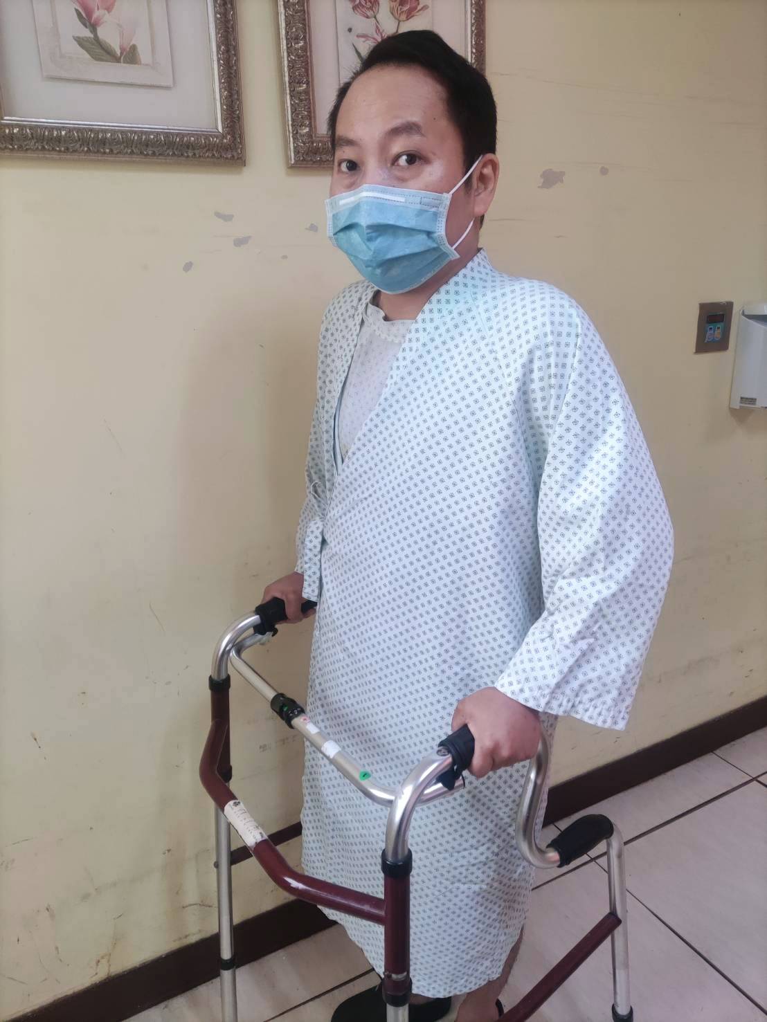 唐茂檳去年處理海鮮被戳傷,感染海洋弧菌,脊椎被吃掉一整節,一度無法站立。(唐茂檳提供)