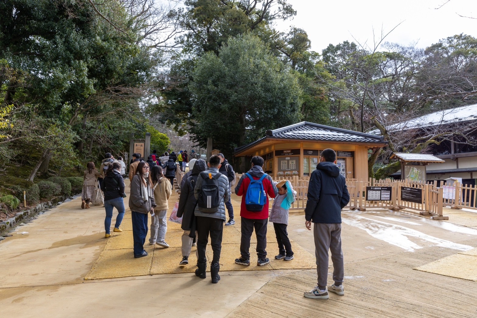 兼六園一早就湧進大批當地及外國遊客。