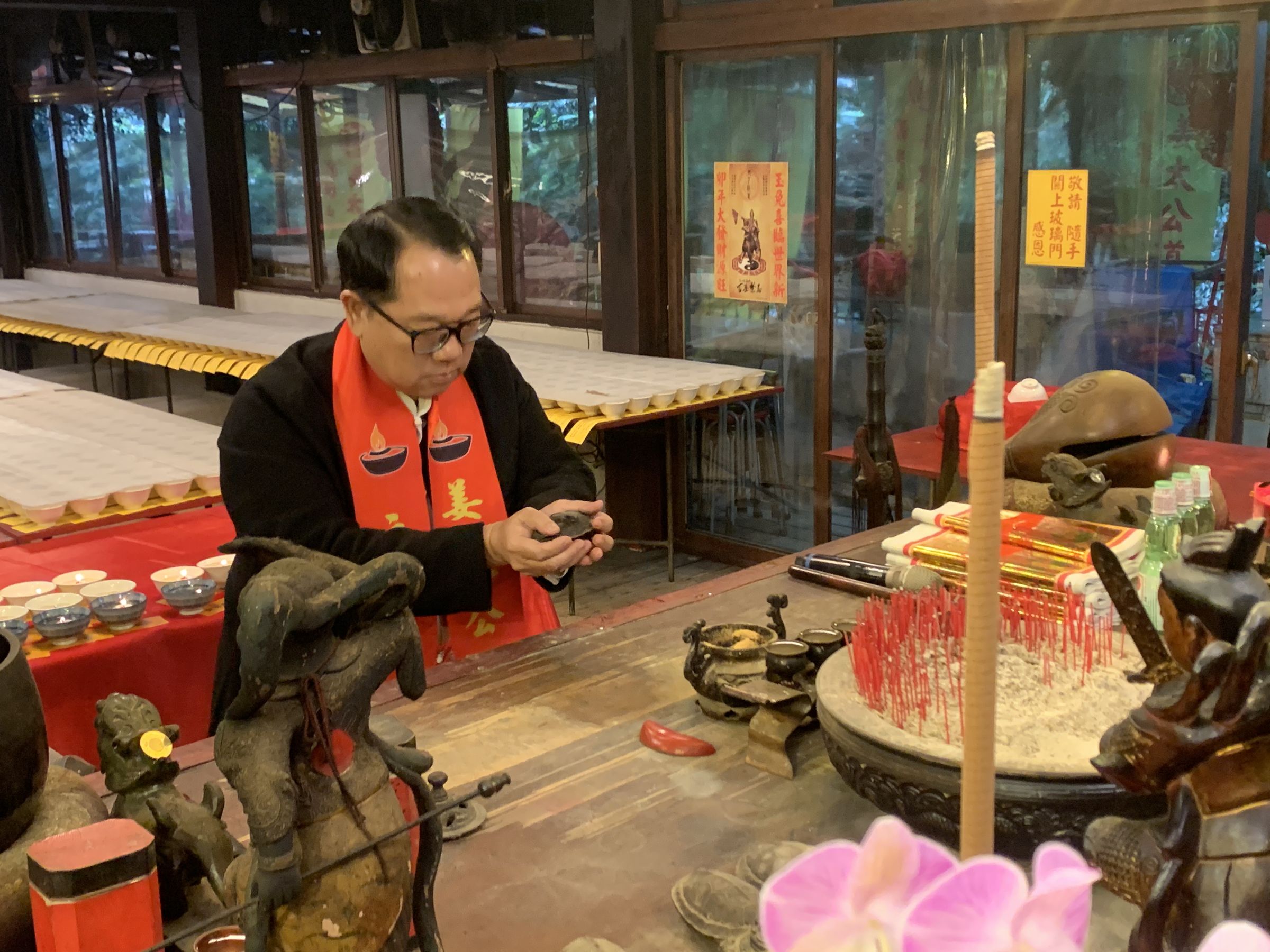 今（23日）全台降下瑞雪，陽明山姜太公道場龍年國運籤抽出中上籤（巽艮卦）。（姜太公道場提供）