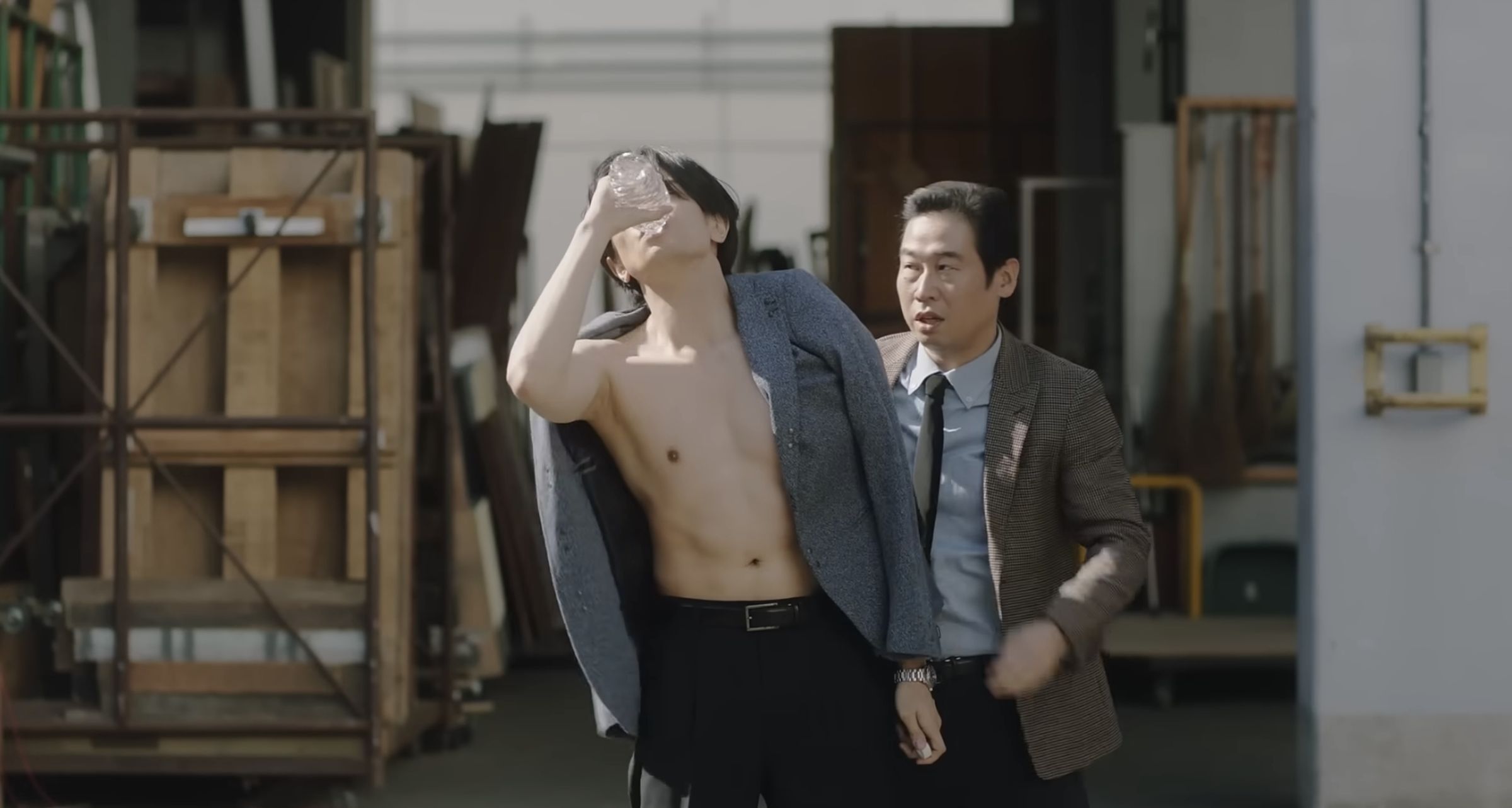 中島健人透露《LOVE ≠ COMEDY》有裸上半身橋段，拍攝時還有3名工作人員同時幫忙塗油。（截圖自預告）