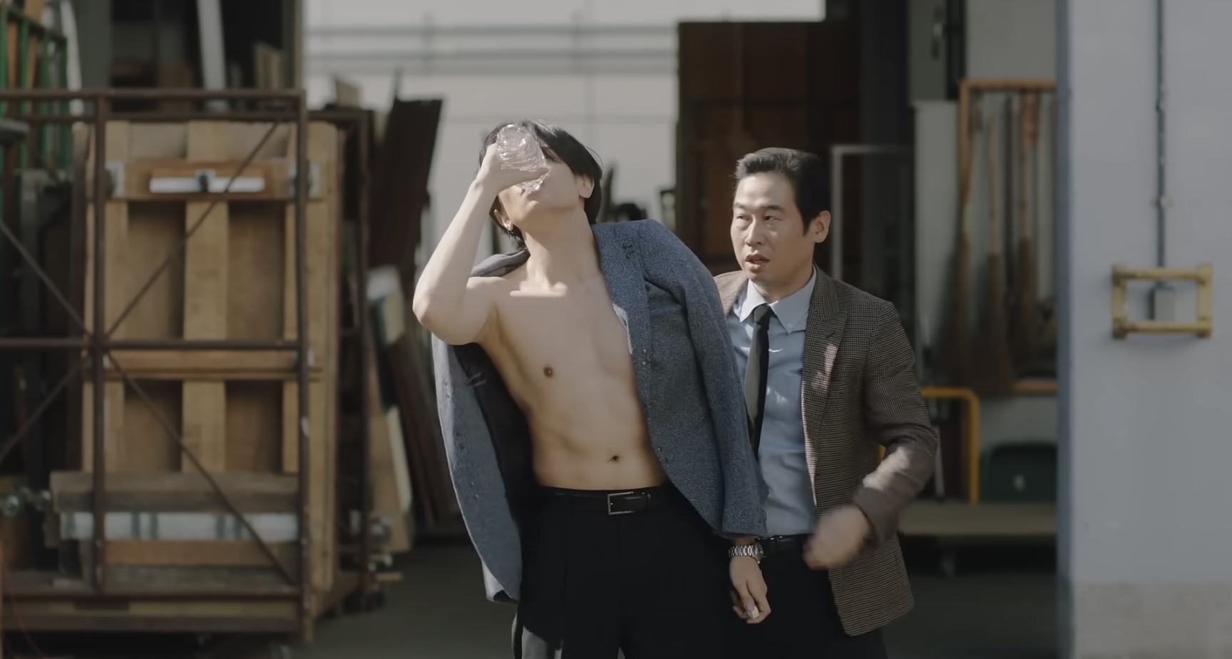 中島健人透露《LOVE ≠ COMEDY》有裸上半身橋段，拍攝時還有3名工作人員同時幫忙塗油。（截圖自預告）