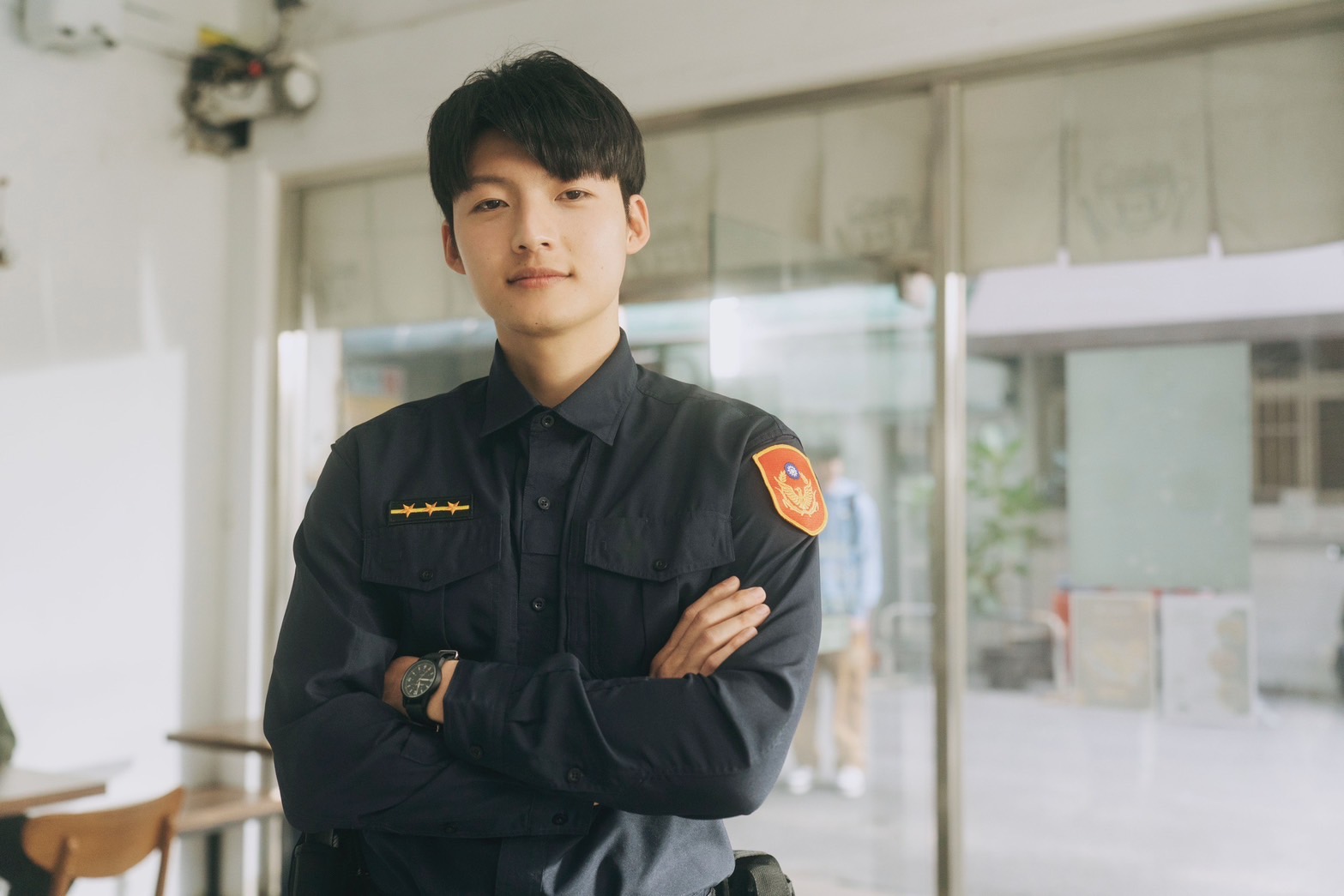 劉育仁的帥氣警察造型引發討論，制服誘惑魅力無法擋，意圖使人「抱警處理」。（好勁影業提供）