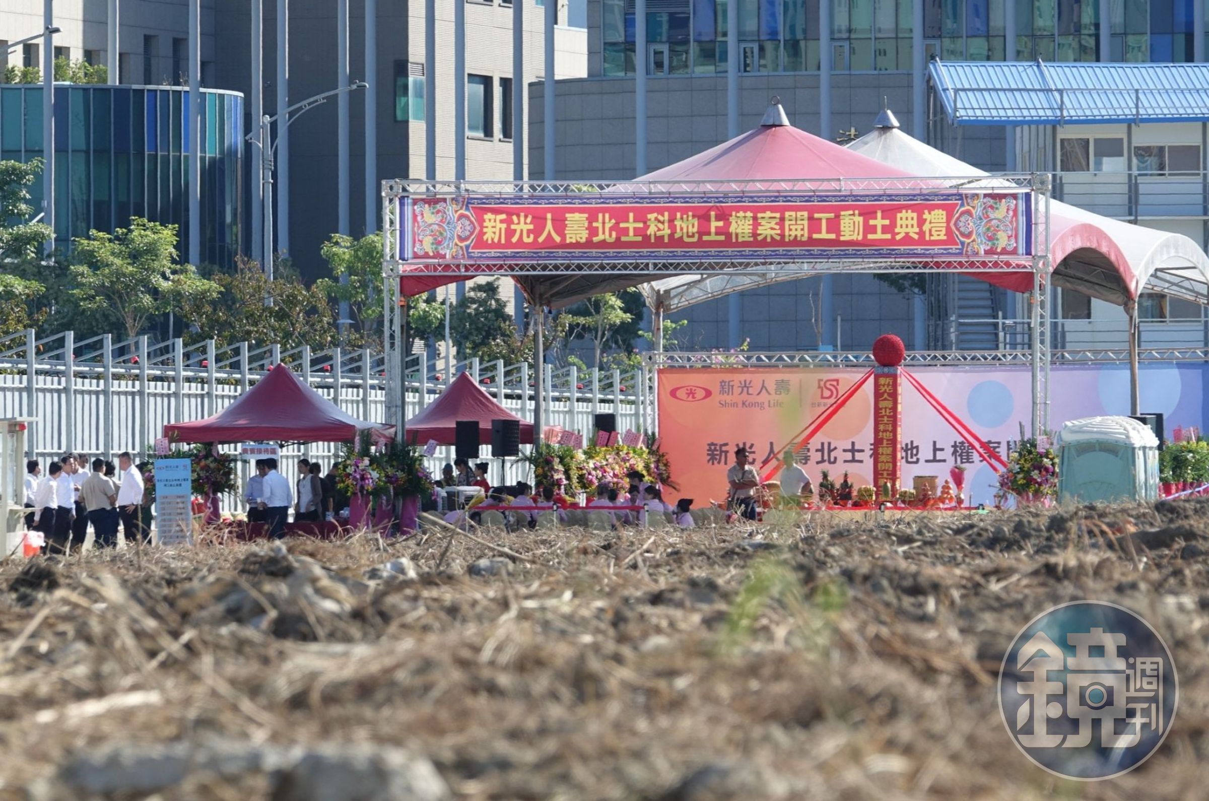 新壽T17、18地上權昨突進行動土儀式,引發朝野民代砲轟。
