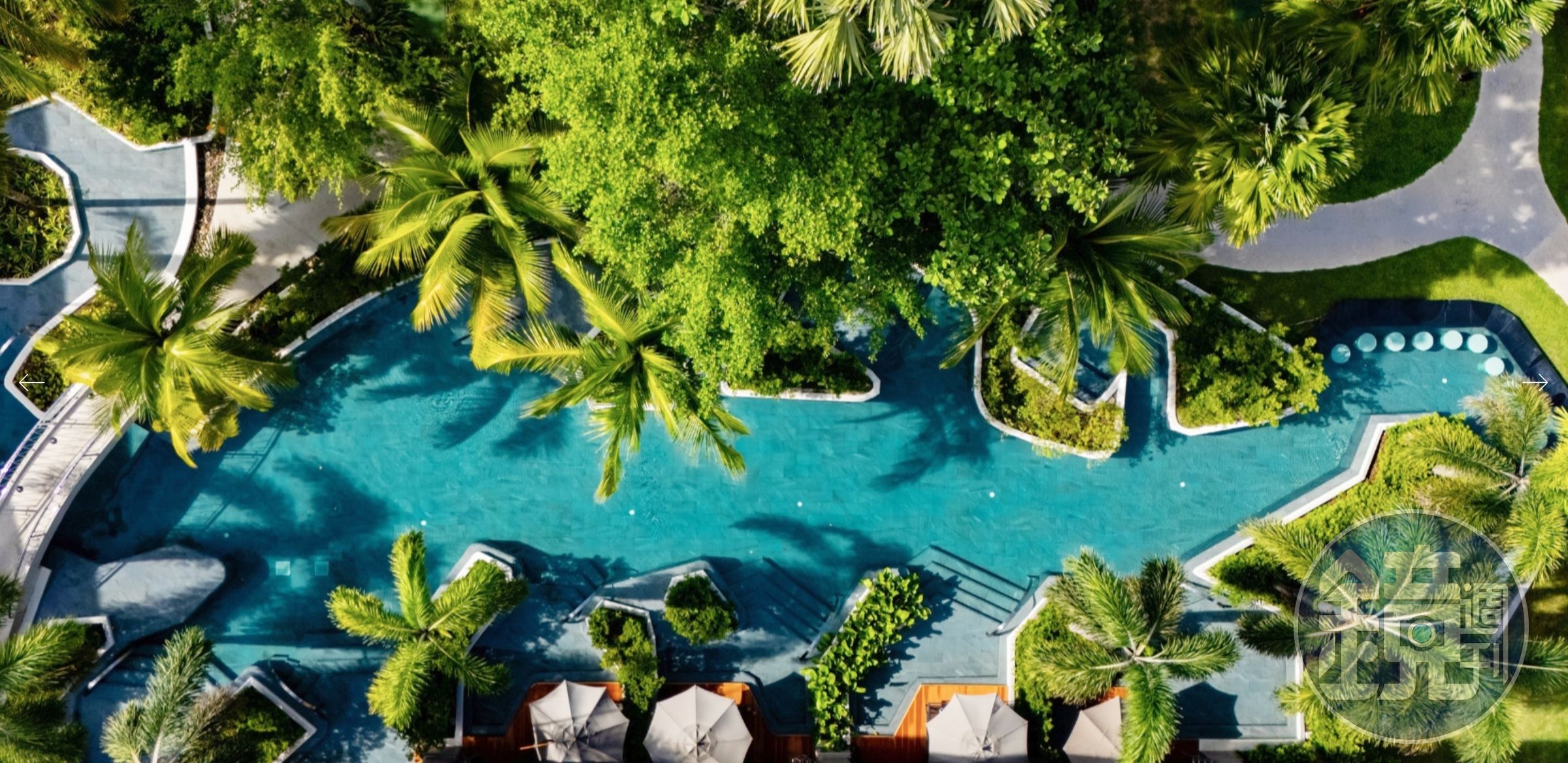 「La Flora Khao Lak」擁有一座超長泳池,泳道環繞整個客房區,只要帶上泳圈,就能從房間一路漂浮。(La Flora Khao Lak提供)