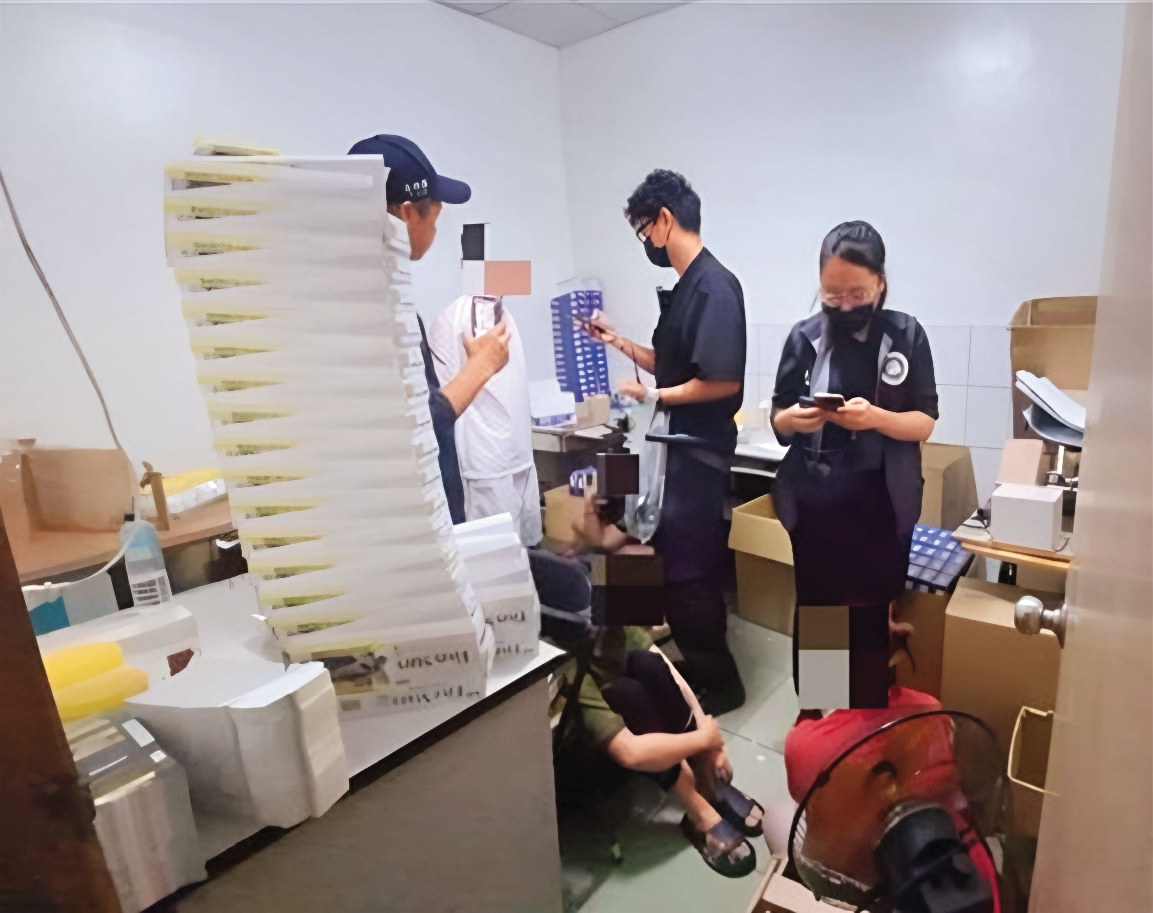 彰化海巡署查緝私菸，頻傳「內神通外鬼」，以人頭扛下罪責，大筆罰鍰也成呆帳。圖非當事人。（彰化專勤隊提供）