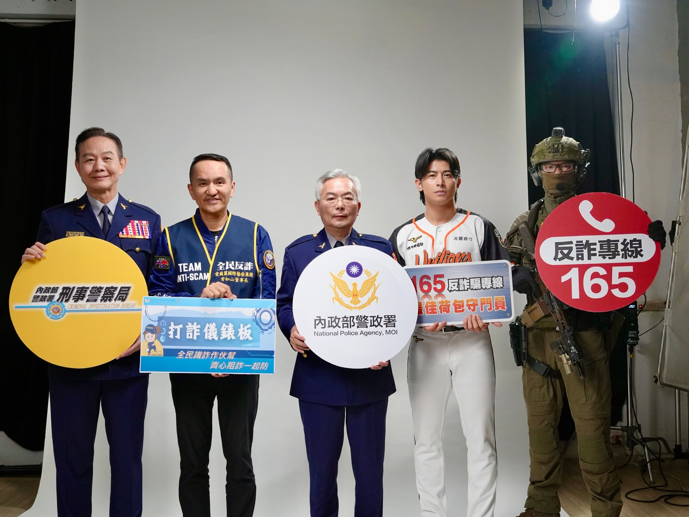 Team Taiwan棒球明星隊長陳傑憲與警政署合拍反詐騙宣導影片。（刑事局提供）