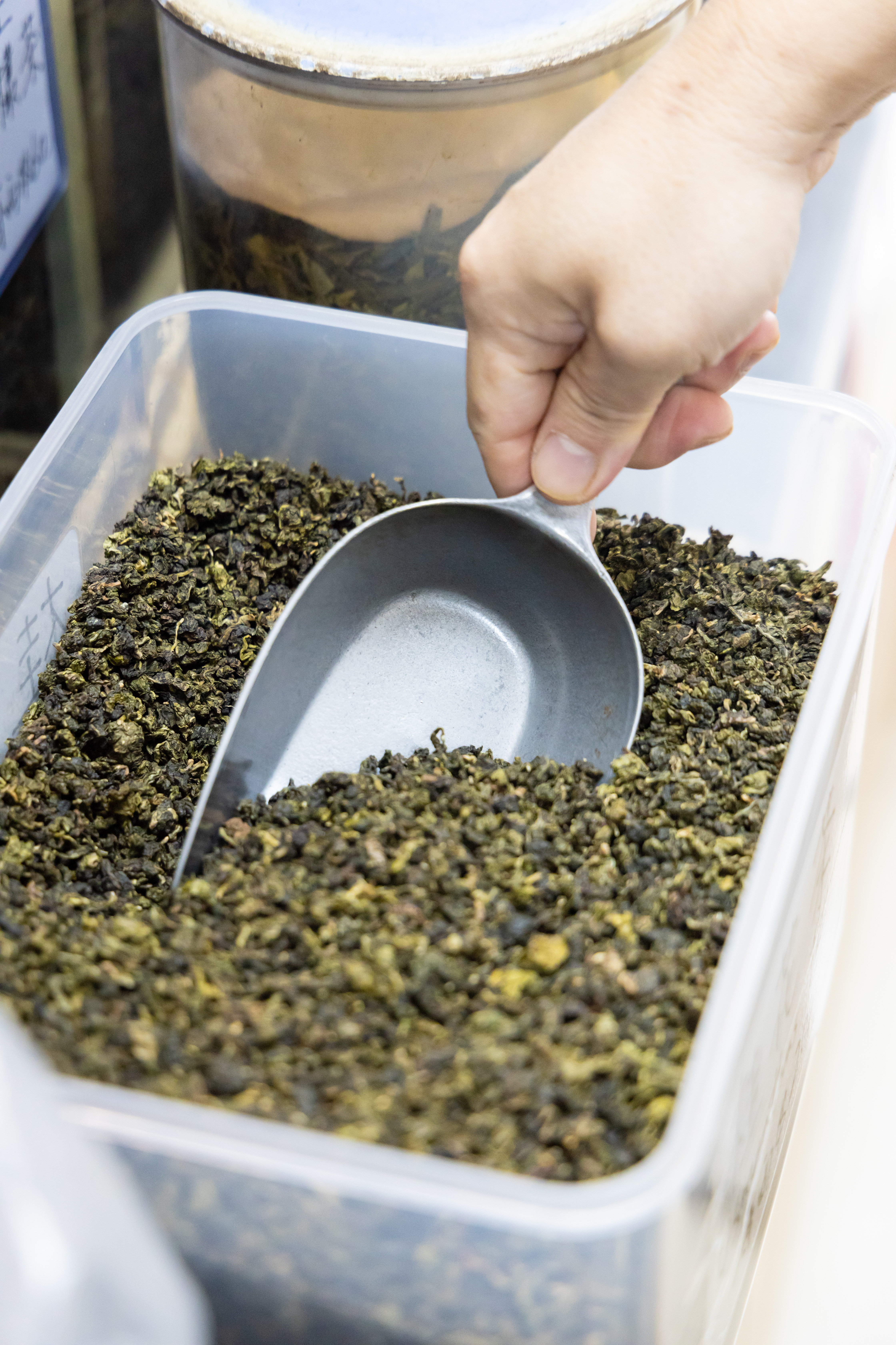 茶葉箱一開便香氣四溢，老字號的選茶功力不容小覷。
