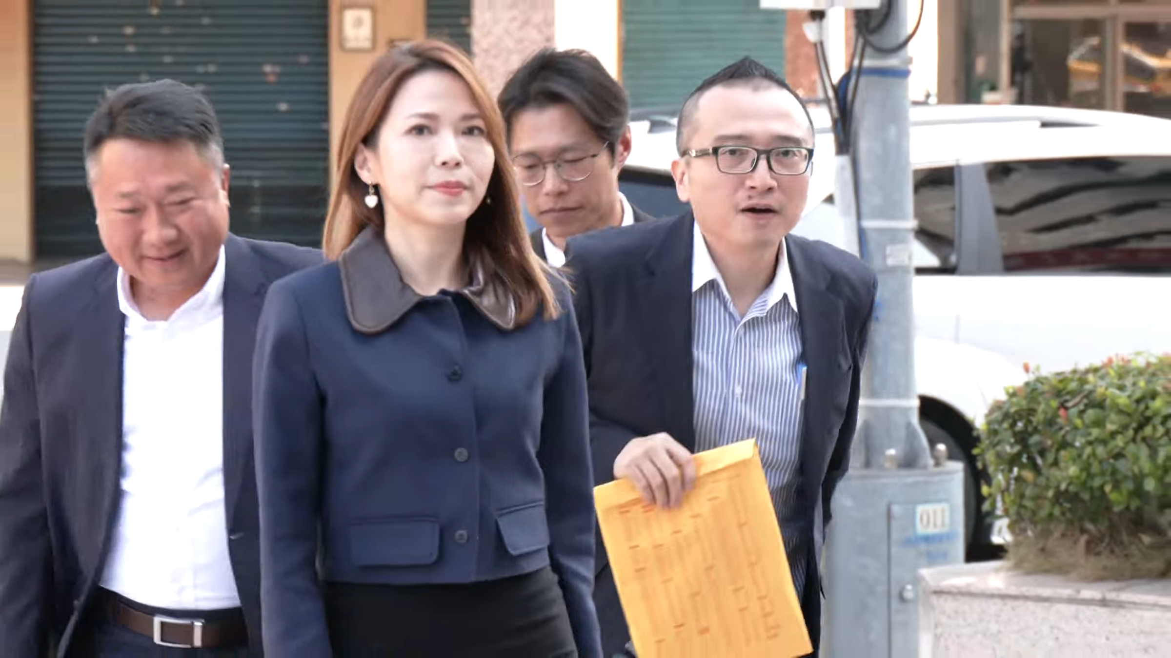 18日上午，民眾黨由祕書長周榆修（右）率副祕書長謝泊泓（右2）及立院黨團主任陳智菡（前），前往國民黨中央黨部。（鏡新聞提供）