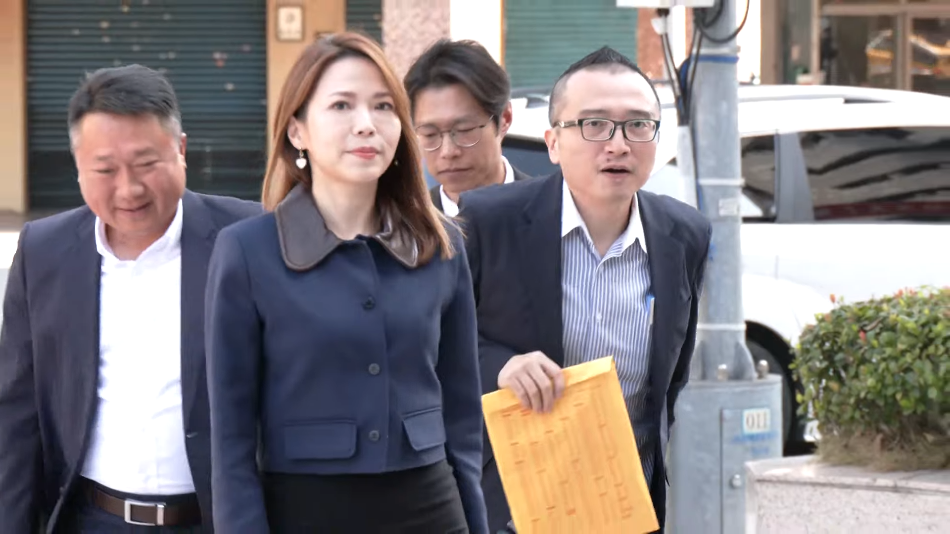 18日上午，民眾黨由祕書長周榆修（右）率副祕書長謝泊泓（右2）及立院黨團主任陳智菡（前），前往國民黨中央黨部。（鏡新聞提供）