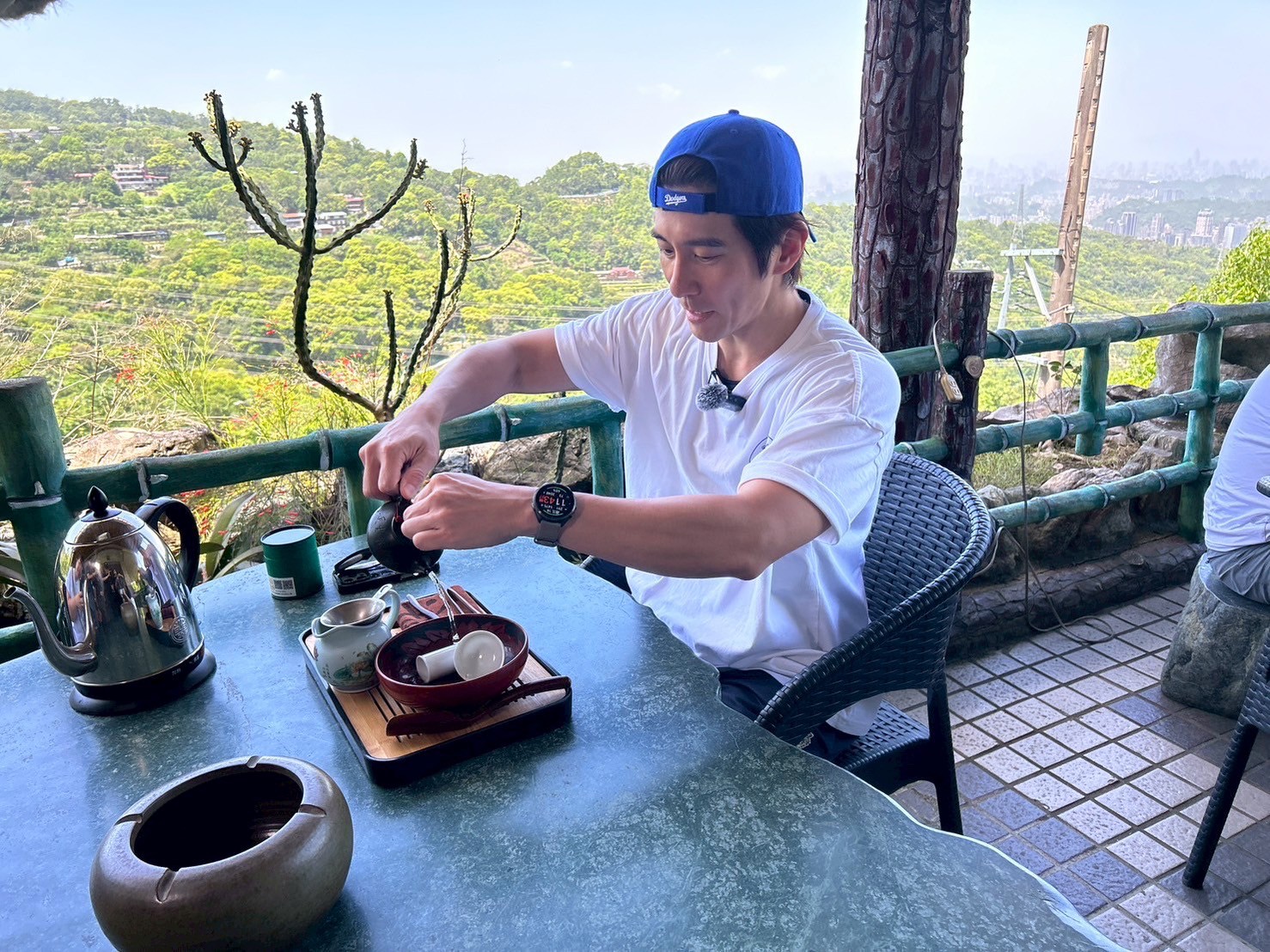 修杰楷上貓空品茶，回憶起大學時光。（《修TIME》提供）