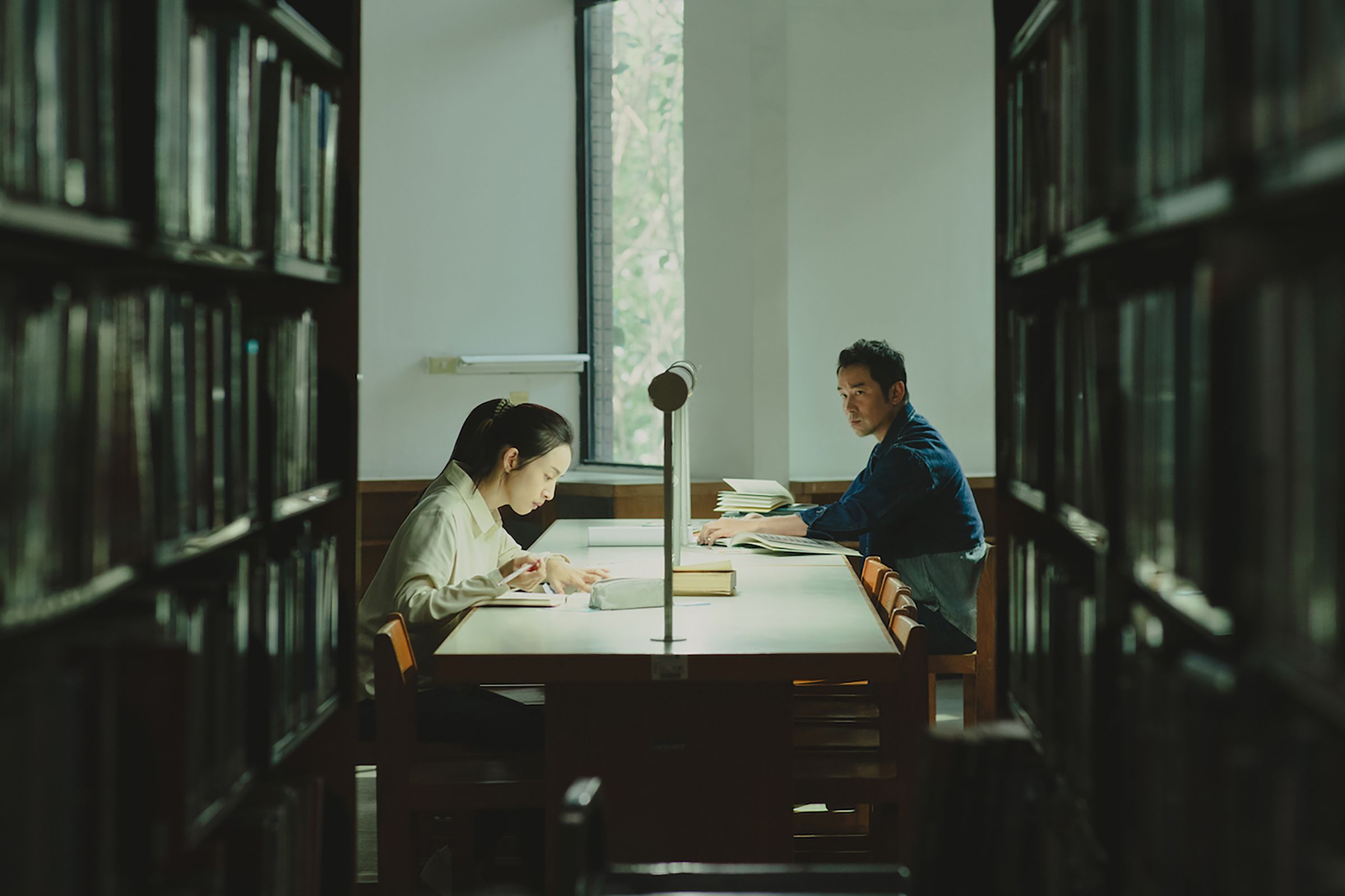 《深度安靜》釋出19秒超前導預告，張孝全（右）與林依晨在大學圖書館的「Deep Quiet Room」相識展開故事。（風起娛樂提供）