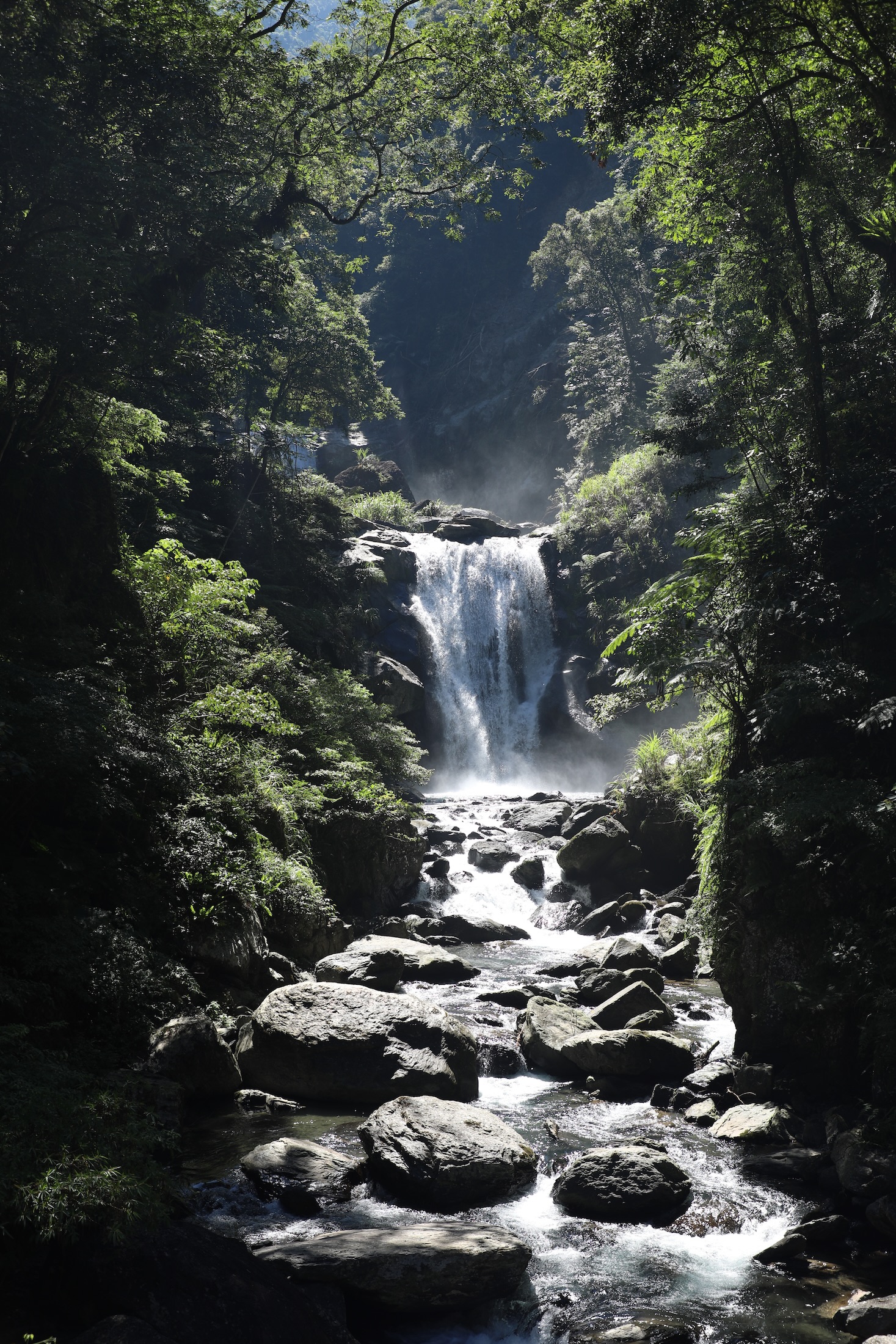 內洞瀑布磅礴水流沿著層層岩壁傾瀉,滿天水霧在陽光折射下,展現晶瑩光影。