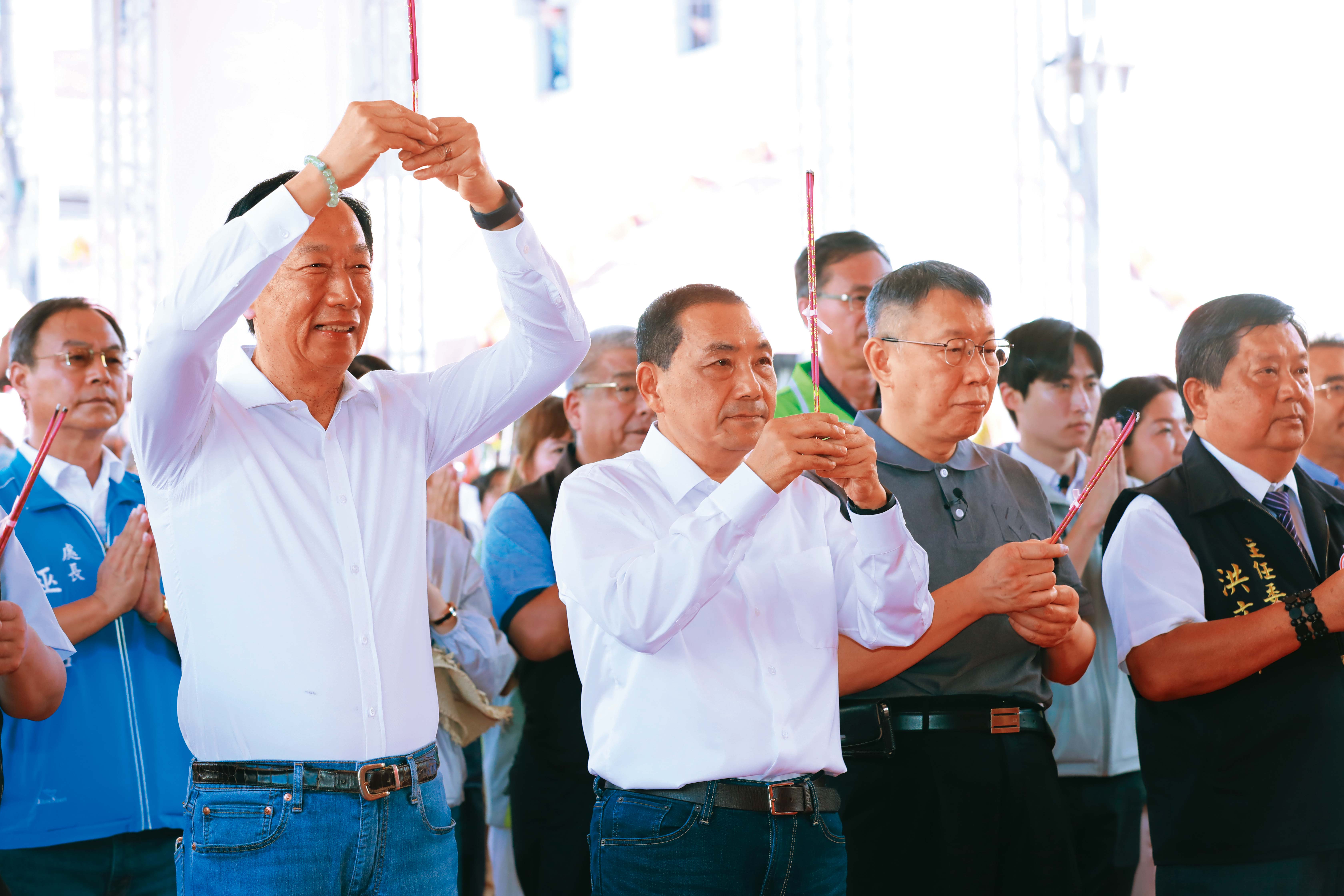 柯文哲（右）、侯友宜（中）、郭台銘（左）3人競逐總統大位，在野整合與否成政壇熱議話題。圖為3人出席白沙屯拱天宮活動。