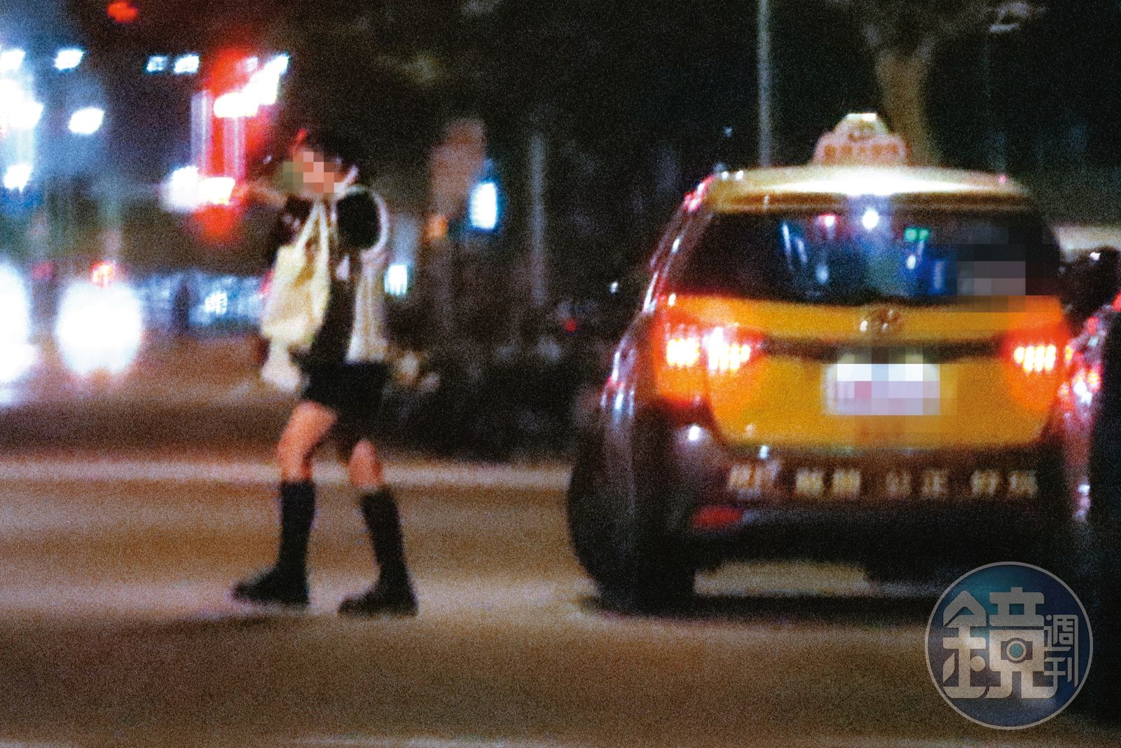 22：55，中途有一名短褲背心妹入場，遞補坐著多元計程車離場的其他女生。