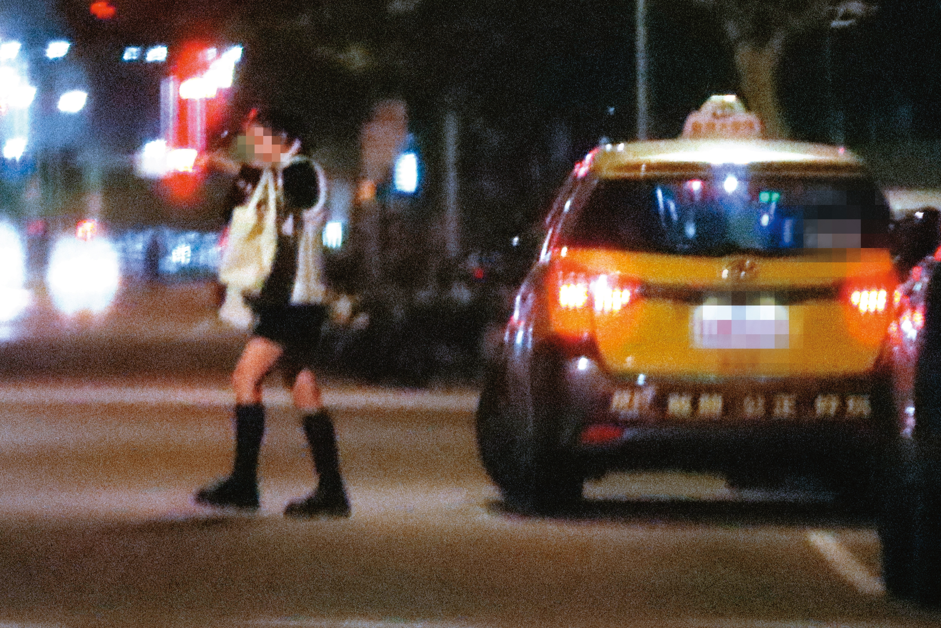 22:55,中途有一名短褲背心妹入場,遞補坐著多元計程車離場的其他女生。