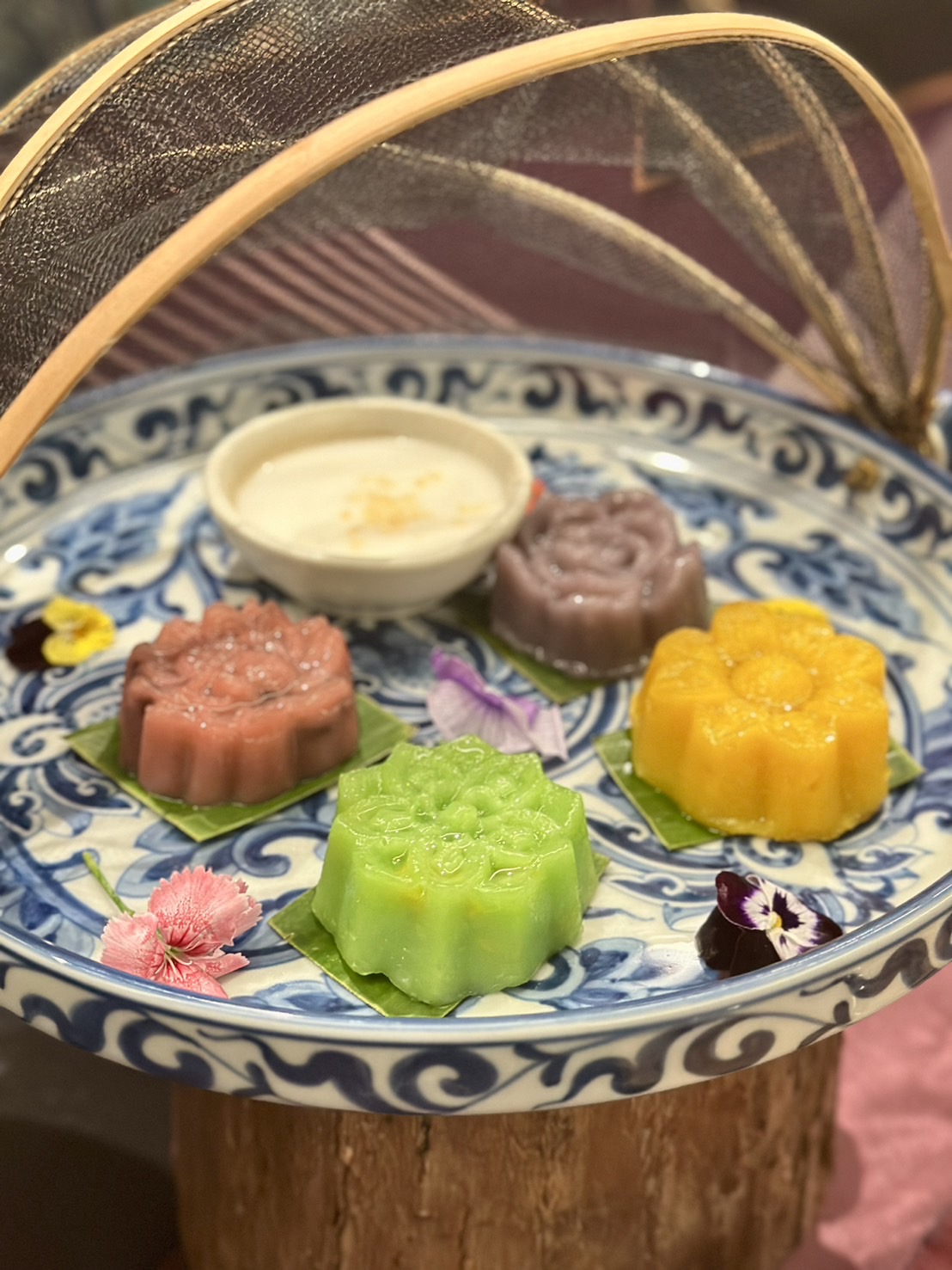 色彩斑爛的「綜合甜點盤」軟糯香甜，任一款風味都耐吃不膩口。（620元／份）