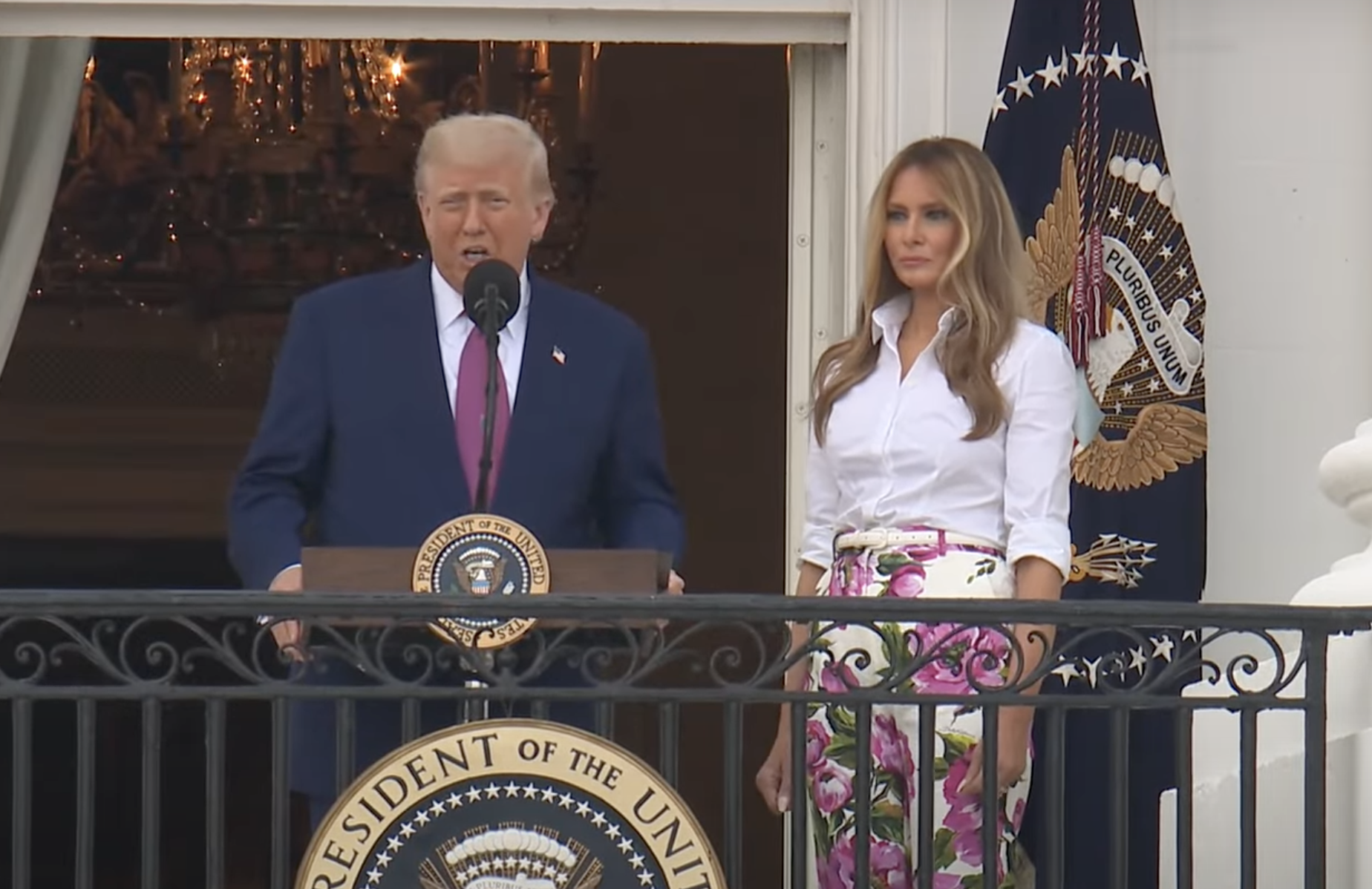 川普（左）在白宮陽台發表談話，過程中對夫人梅蘭妮亞（右）拍馬屁。（翻攝 The White House YouTube頻道）