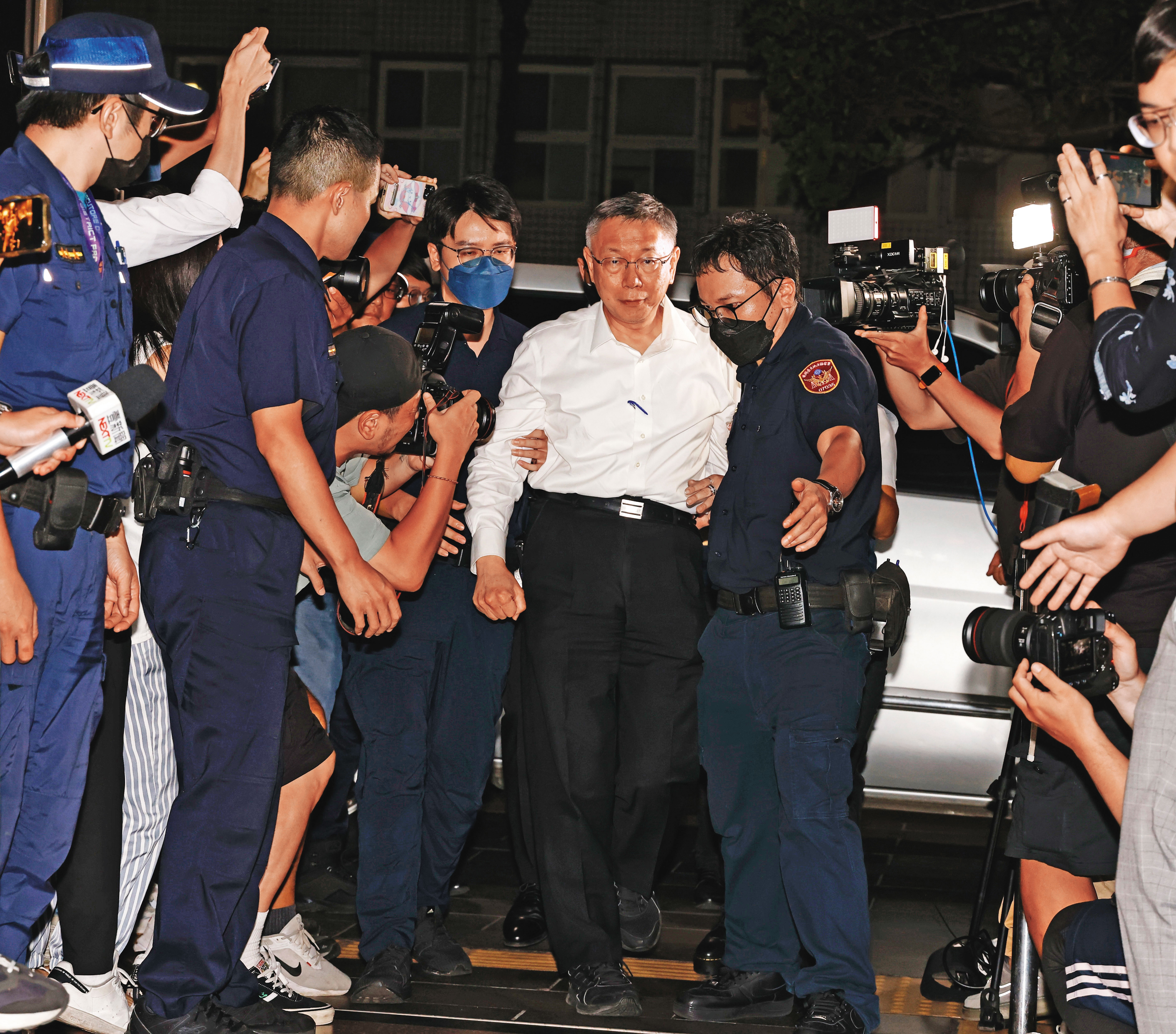 民眾黨爭議與柯文哲官司的案情發展曲折，但其形象已受重傷。