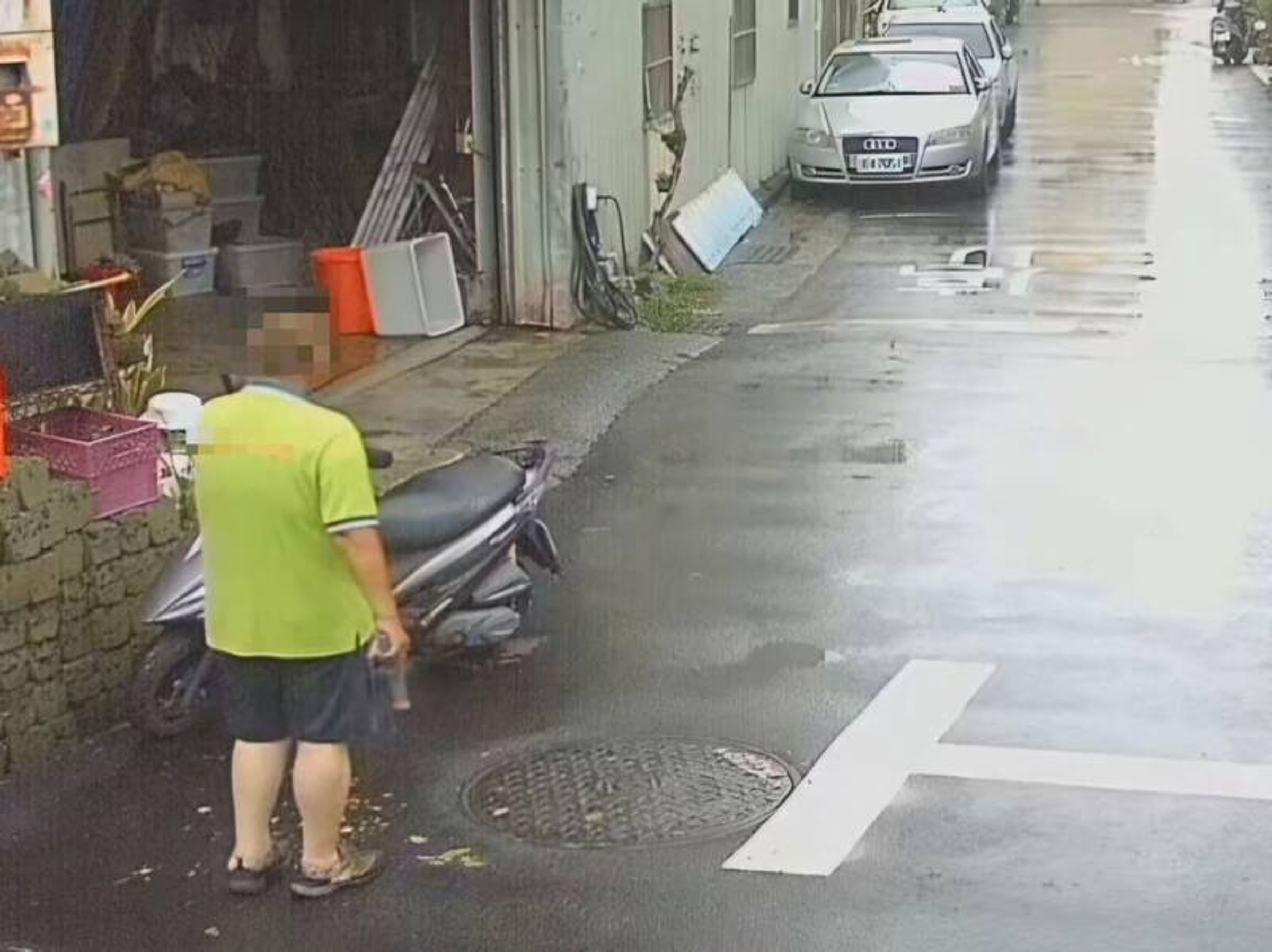 監視器畫面顯示，蔡男「持槍」在街上找人，引起恐慌。（警方提供）