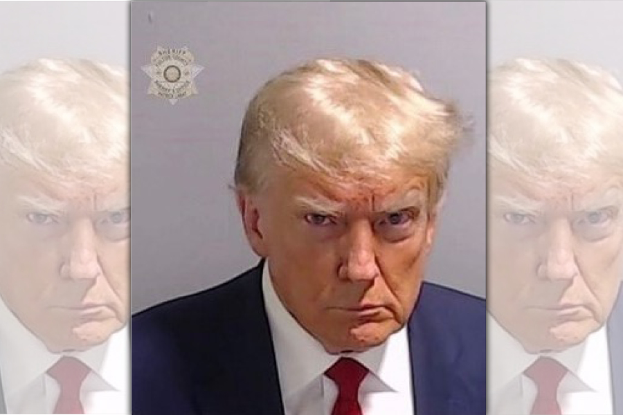 這張「入獄照」的拍攝時間是川普於2023年因涉嫌試圖推翻2020年美國總統選舉結果而被逮捕時，現在裱框掛在美國總統辦公室。（翻攝川普臉書）