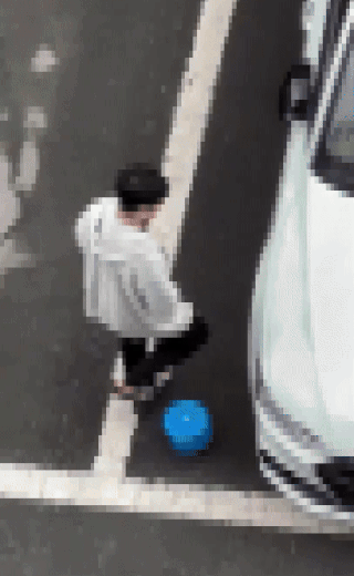 男子靠近前輪磨蹭下體。（翻自《NEWS 1》）