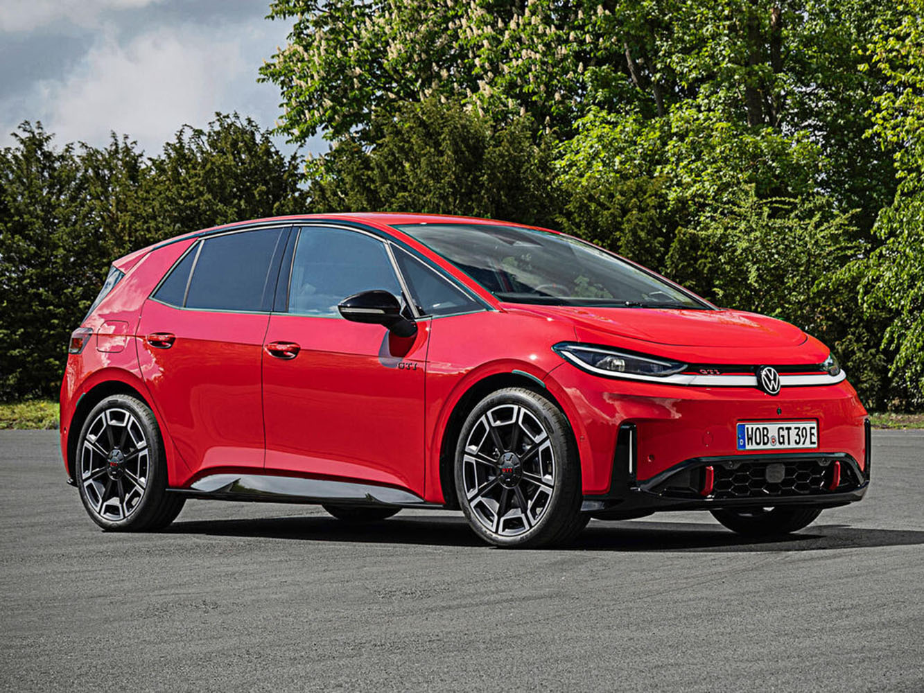 ID.3 GTI 整體造型大量向過去的 GTI 車款致敬，同時刻意與較為內斂的 GTX 做出區隔。