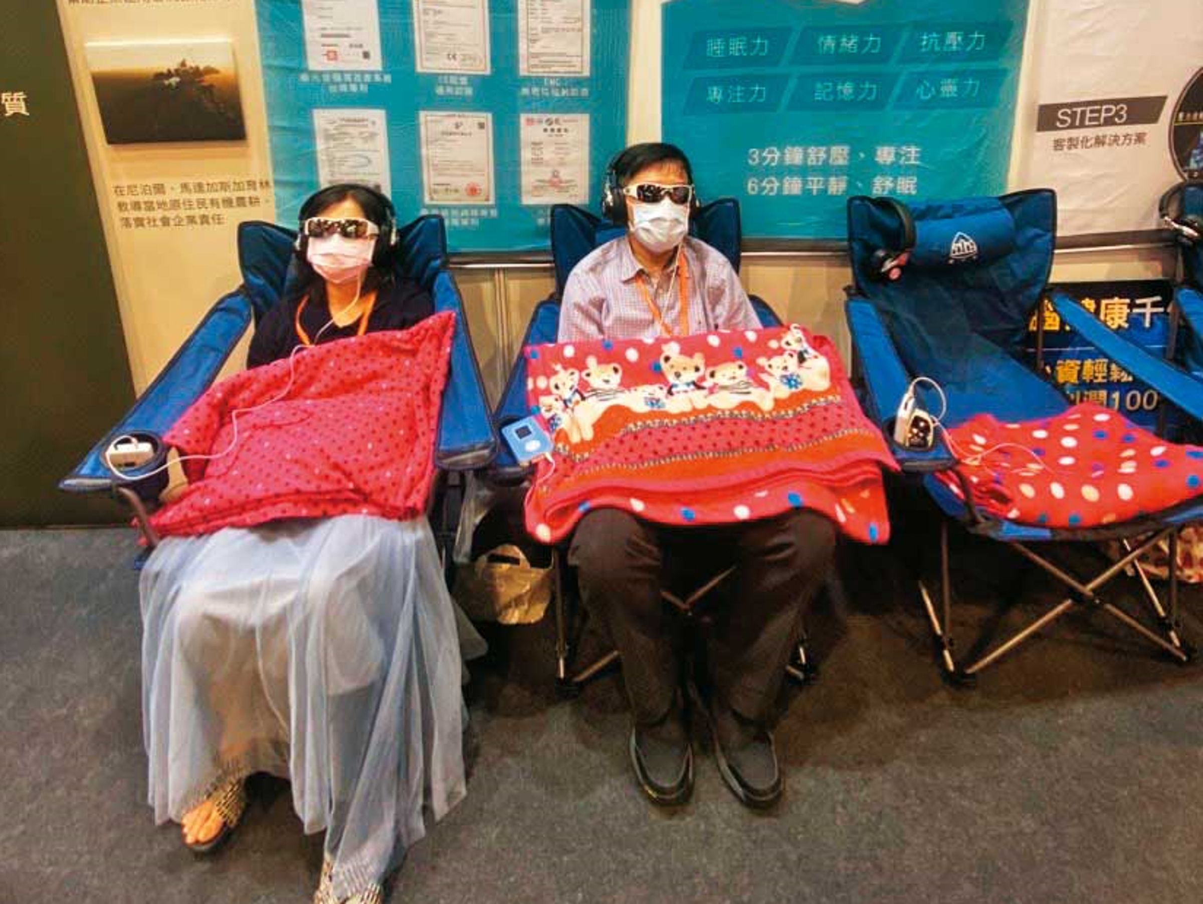 業者曾在展場推銷腦波能量儀，吸引不少民眾前往體驗。（翻攝幸福腦-藍海潛能臉書）