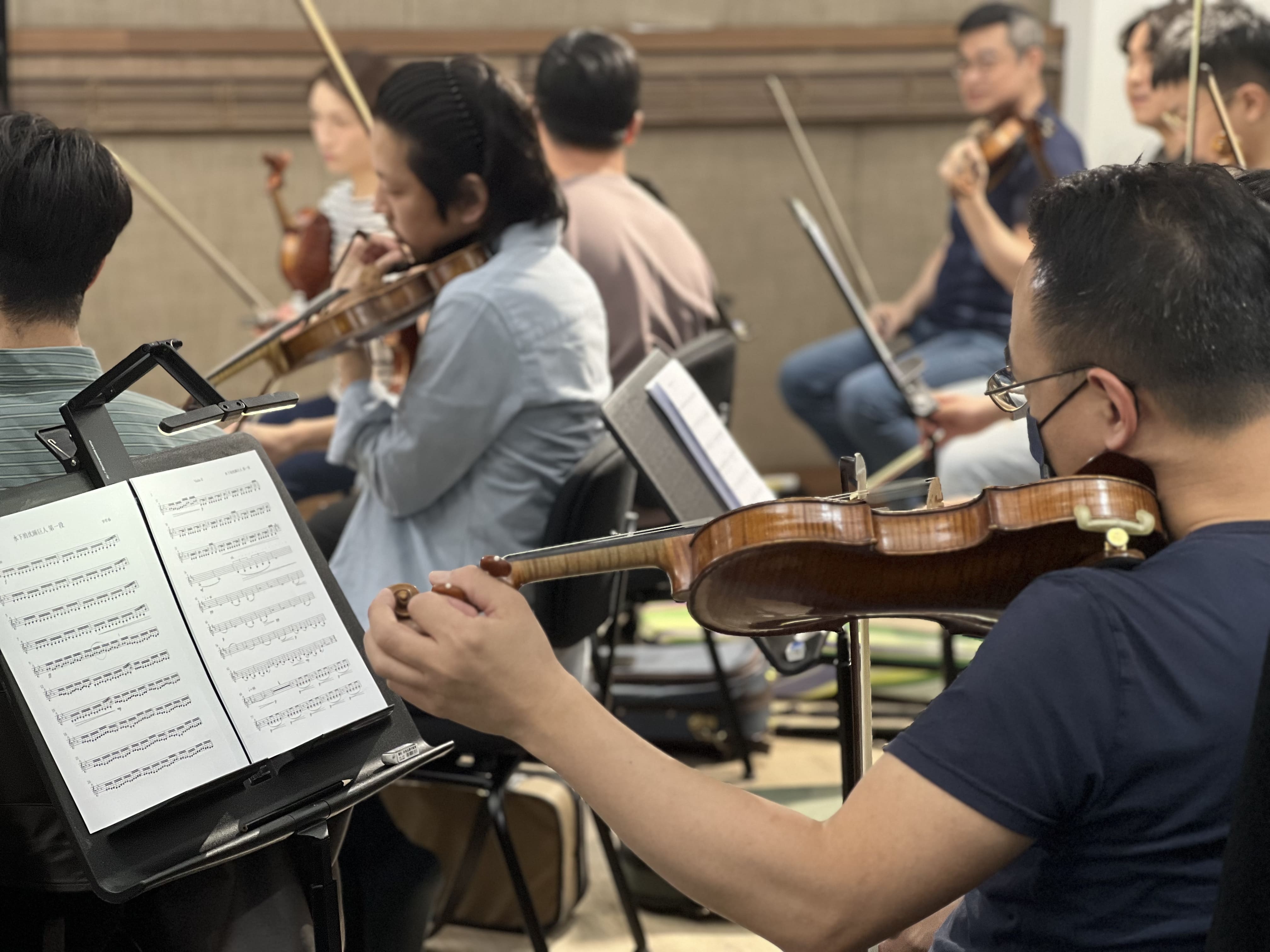 灣聲樂團動員30位音樂家大陣仗演奏配樂。（牽猴子提供）