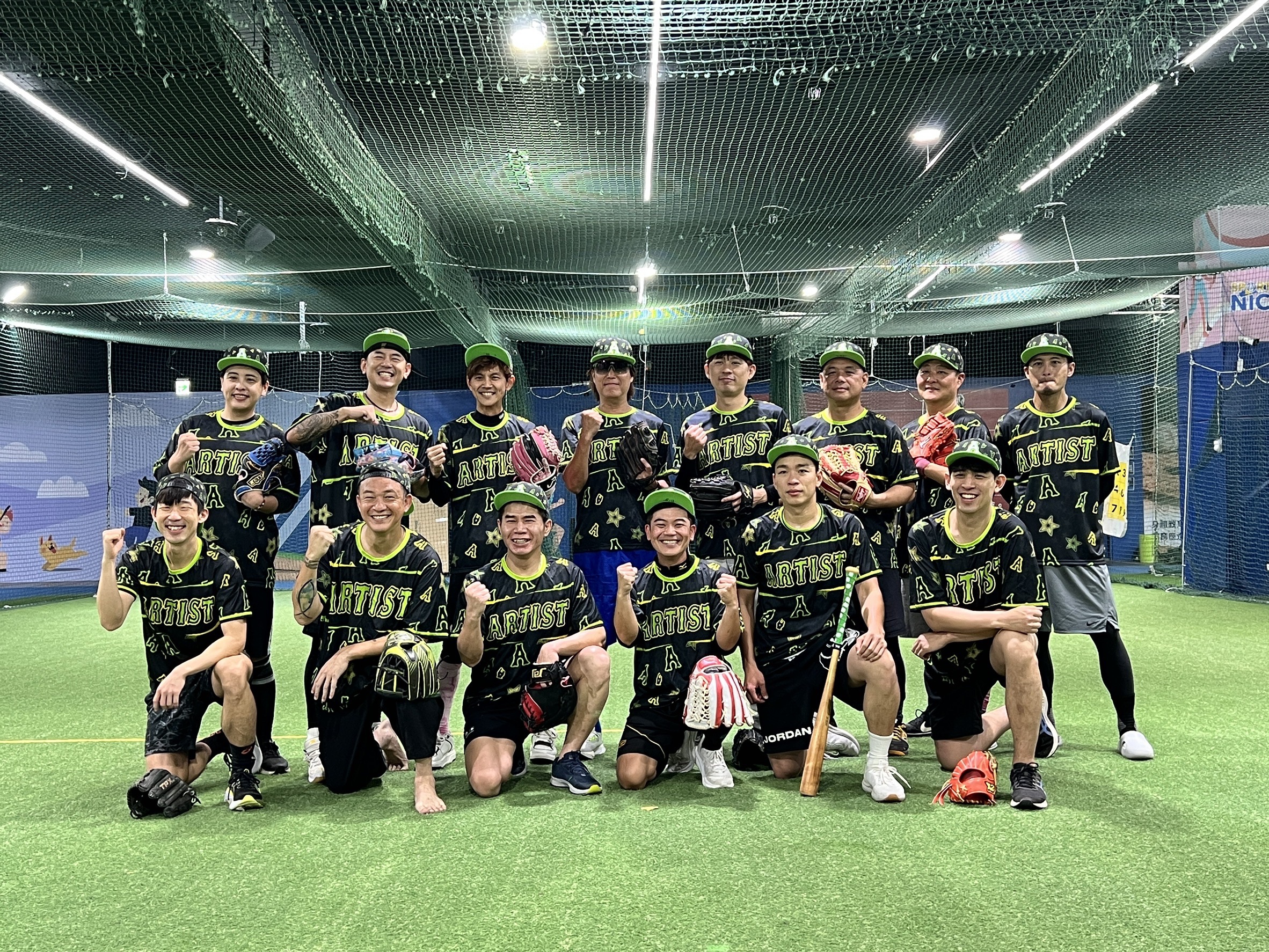 黃鐙輝、阿翔、馬國畢、阿Ben、董事長樂團吉董與梅賢治等熱愛棒球的藝人組成「閃亮之星,我們都愛短今!」棒球隊報名參戰世壯運。(民視提供)