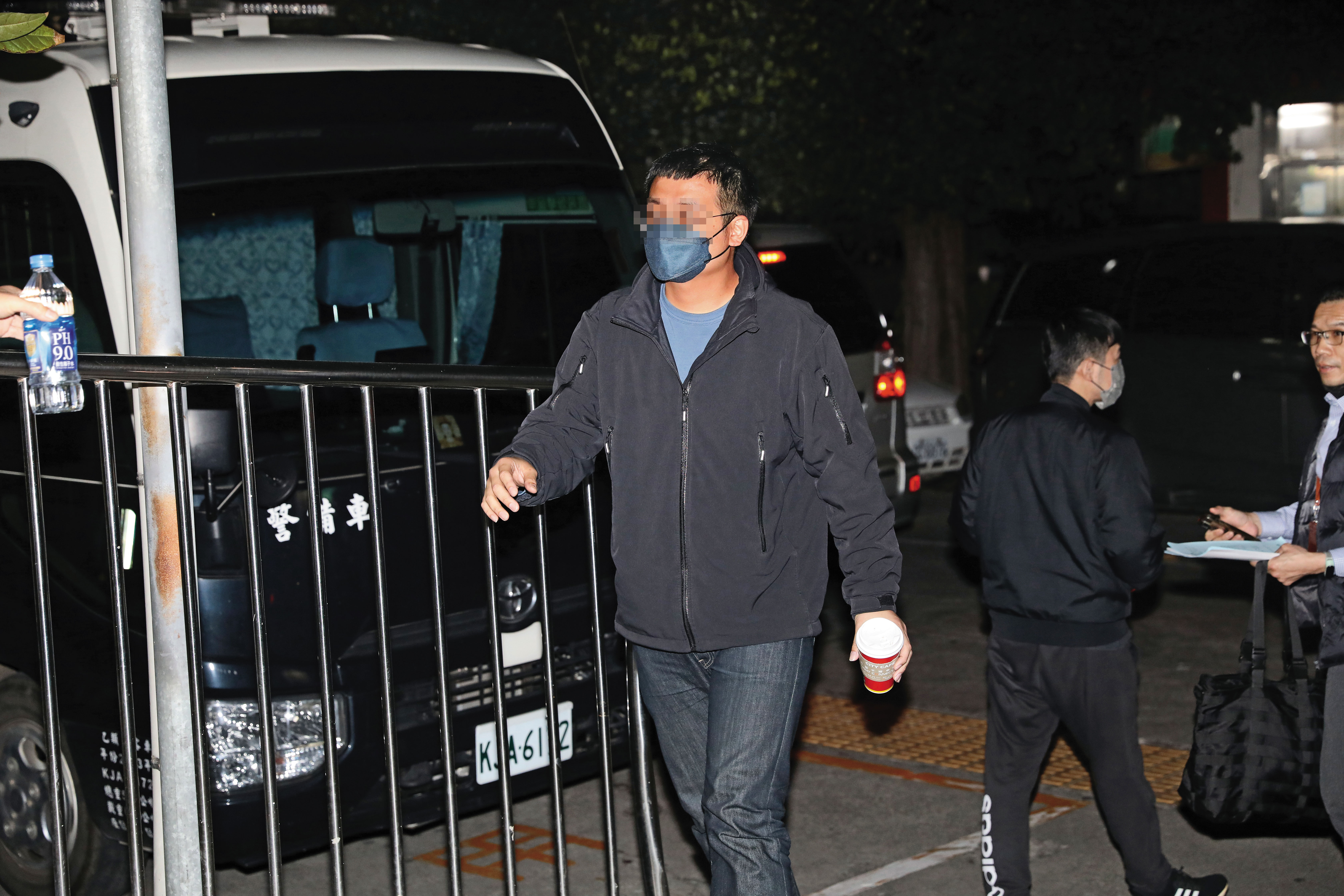 不肖公務員疑勾結私菸集團詐領查緝獎勵金，多名海巡偵查員及警員遭傳訊。