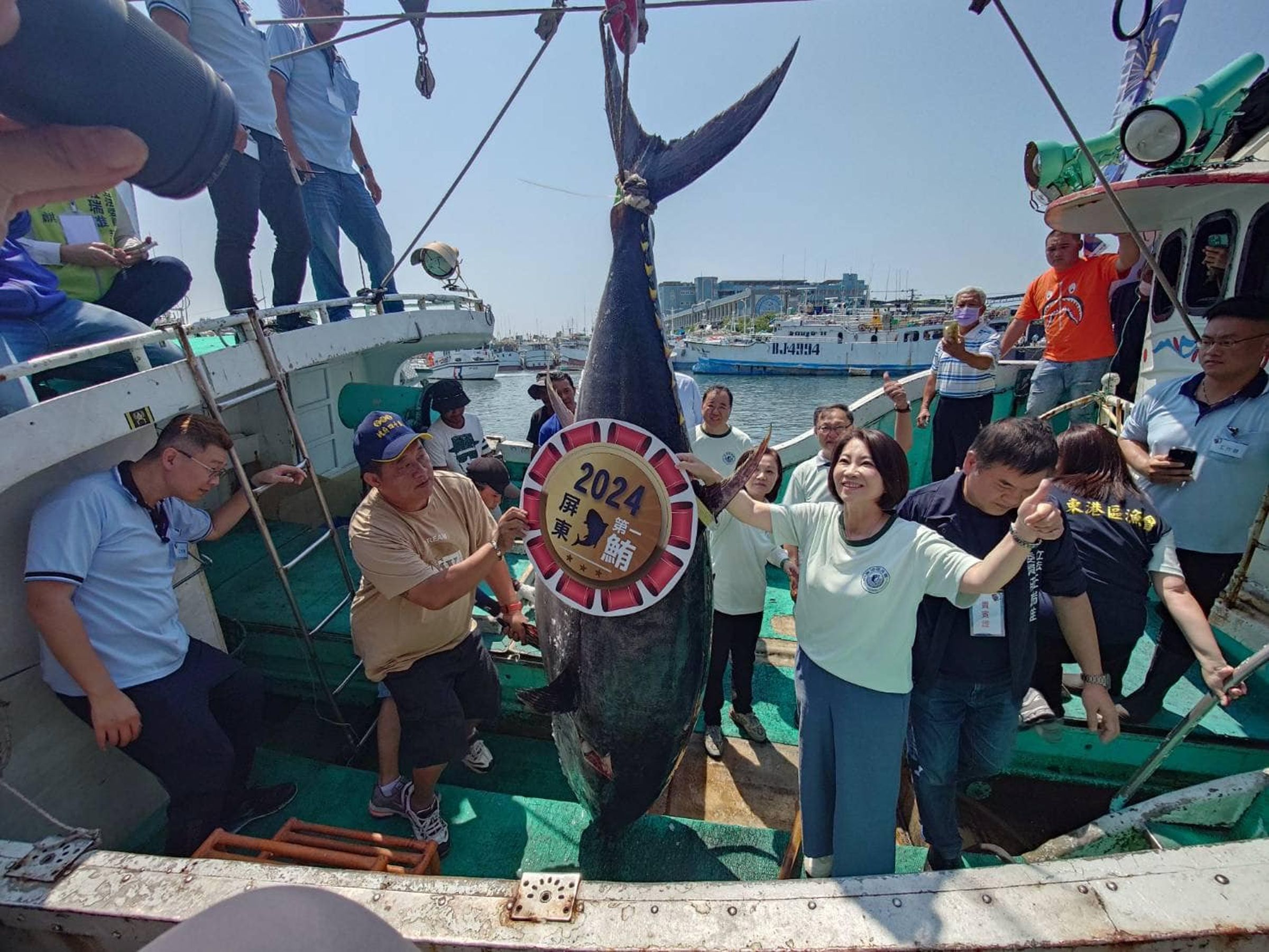 每年4到7月是黑鮪魚產季,然而今年漁獲大豐收,漁業署宣布將自6/12起停止捕撈。(翻攝自屏東第一鮪拍賣會臉書)