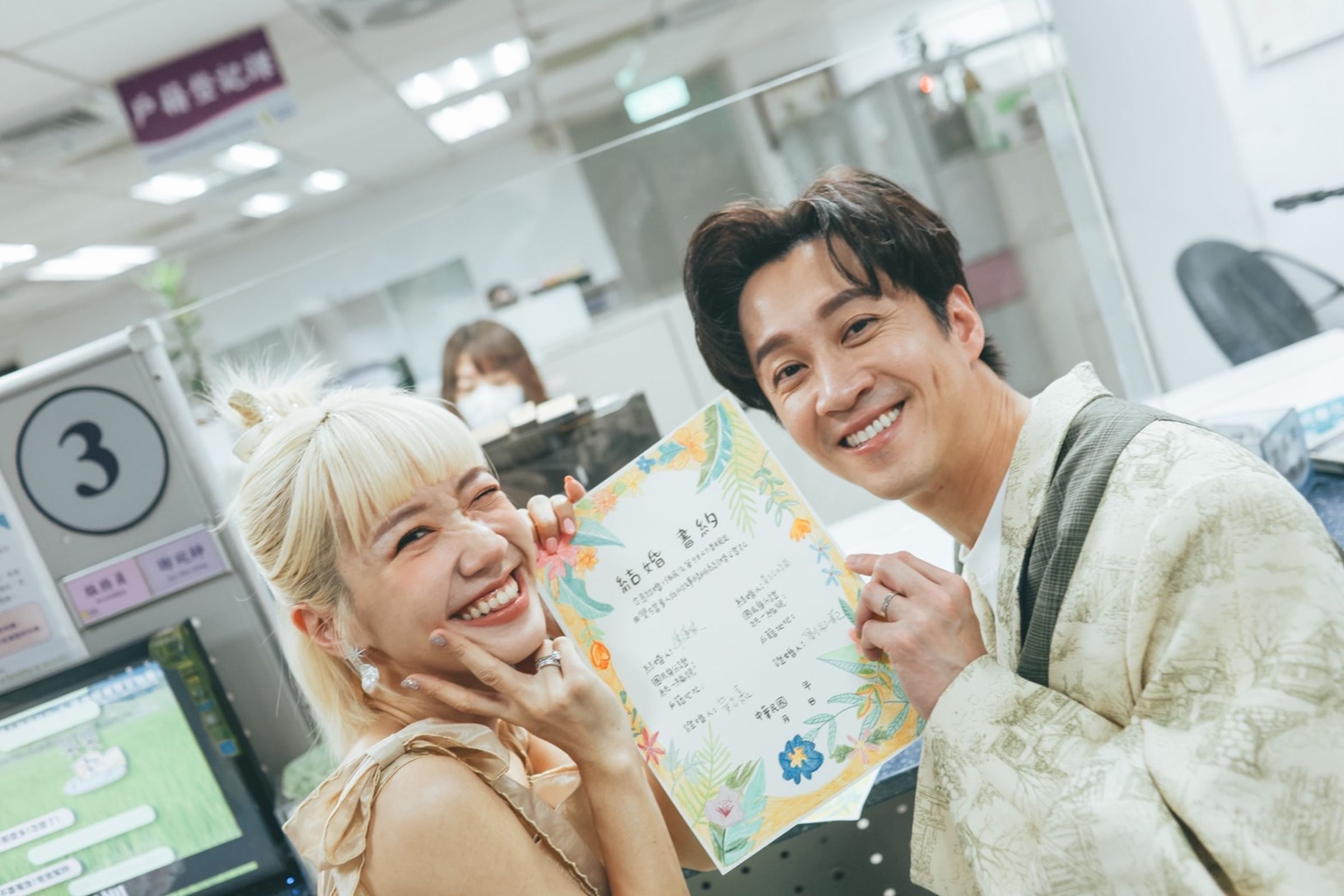 Lulu與陳漢典今到戶政事務所辦理結婚登記。(經紀人提供)