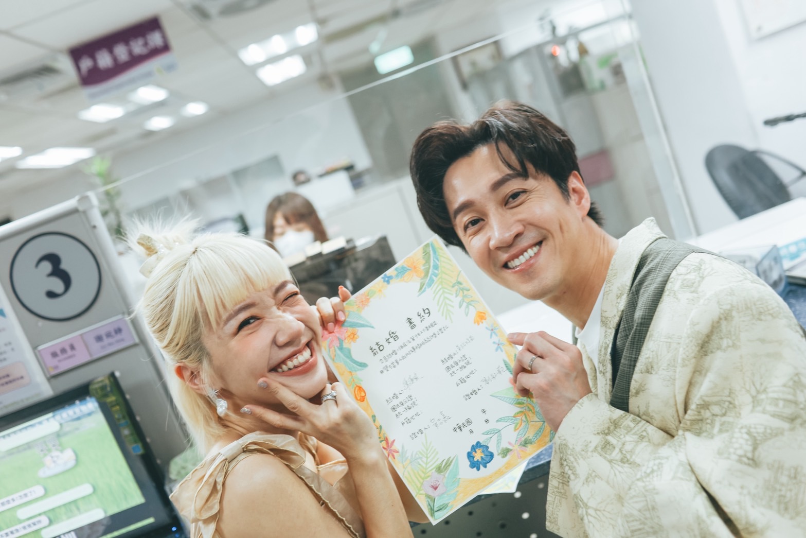 Lulu與陳漢典今到戶政事務所辦理結婚登記。（經紀人提供）