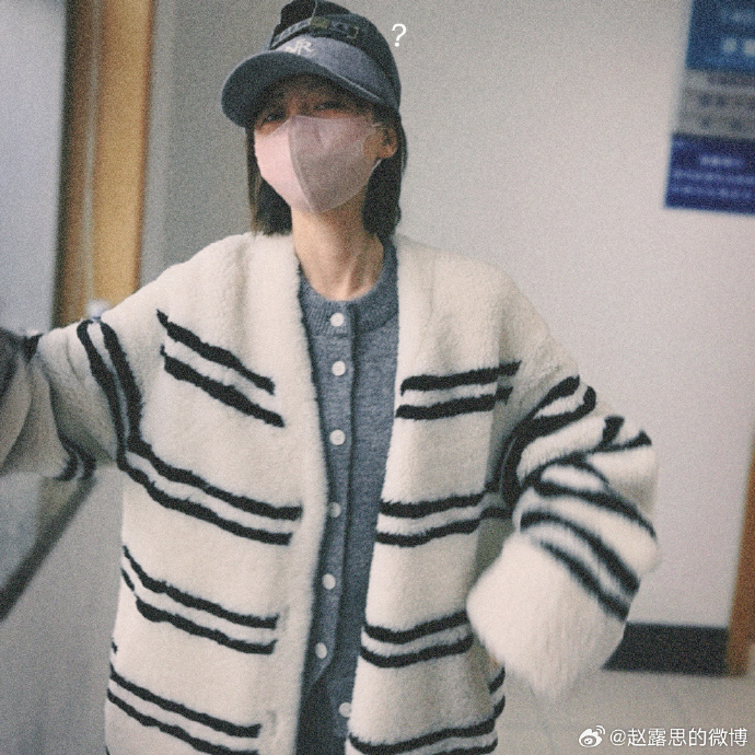 趙露思貼出戴口罩但明顯很有元氣的照片向粉絲報平安。(翻攝趙露思微博)