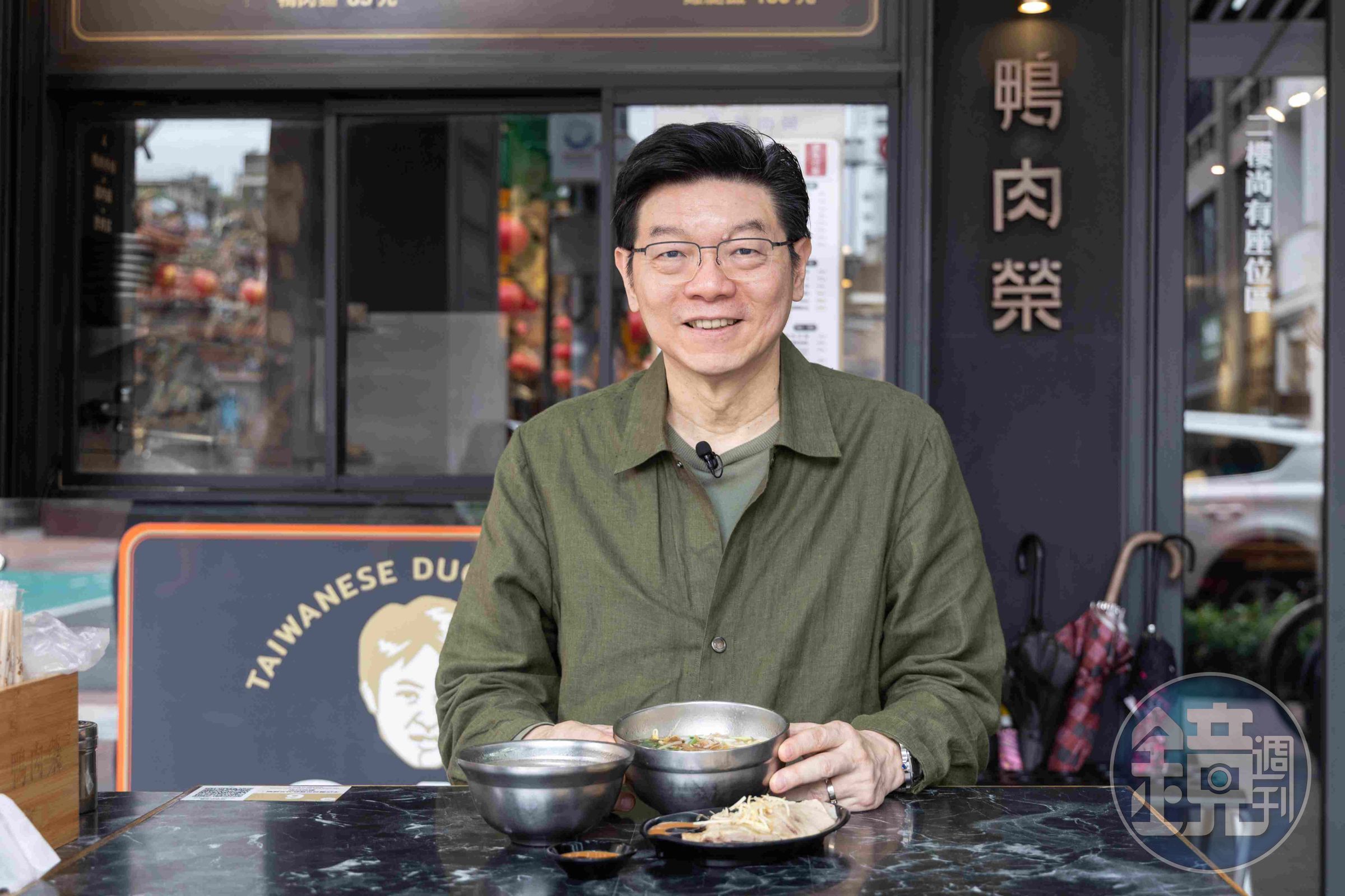 裴社長吃了鴨肉麵，也品嘗了薑味十足的「下水湯」。（85元／碗）