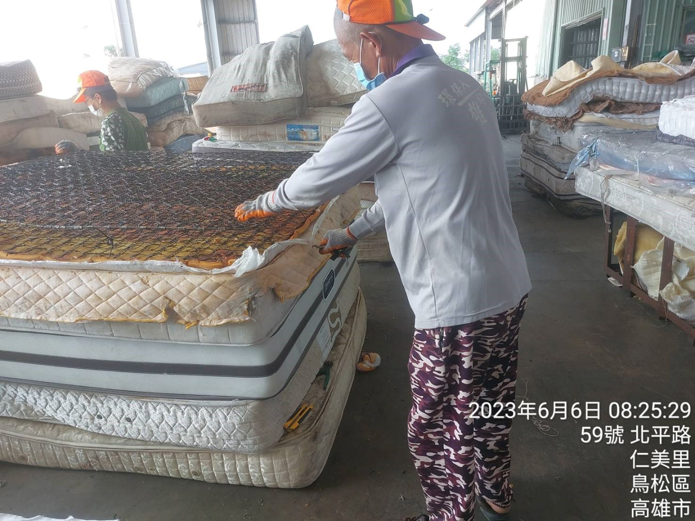 廢棄獨立筒彈簧床墊得耗費許多人工拆解，取出高碳鋼彈簧回收，剩餘的可燃性垃圾，還得送焚化爐燒掉。（環保局提供）