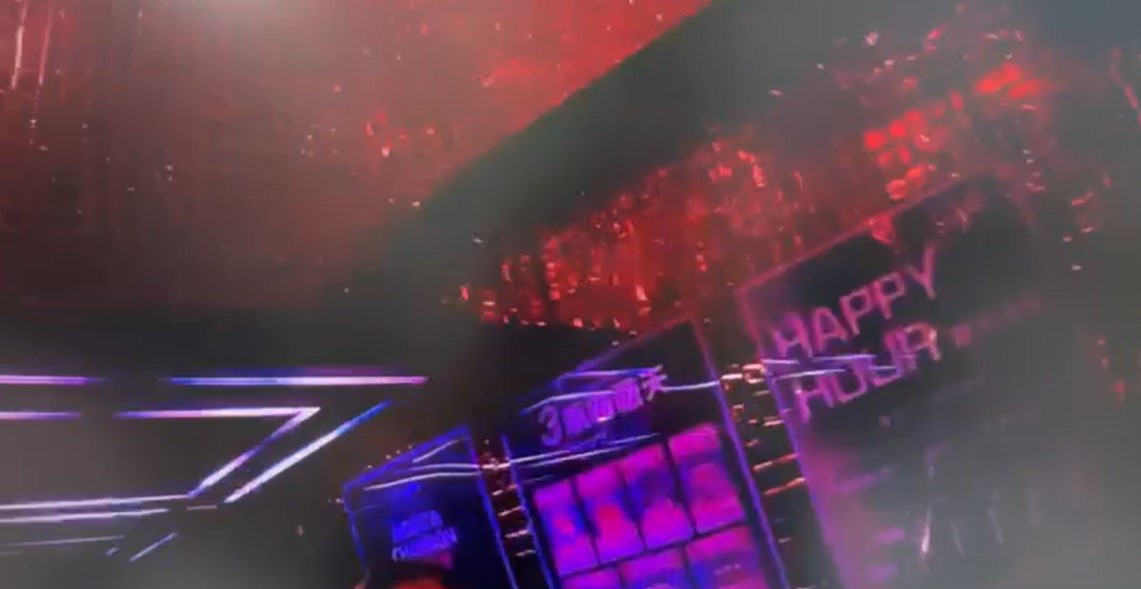 一群人馬萬聖變裝趴結束後，去KTV續攤喝酒歡唱，不料竟與其他包廂客人爆發衝突。（翻攝畫面）