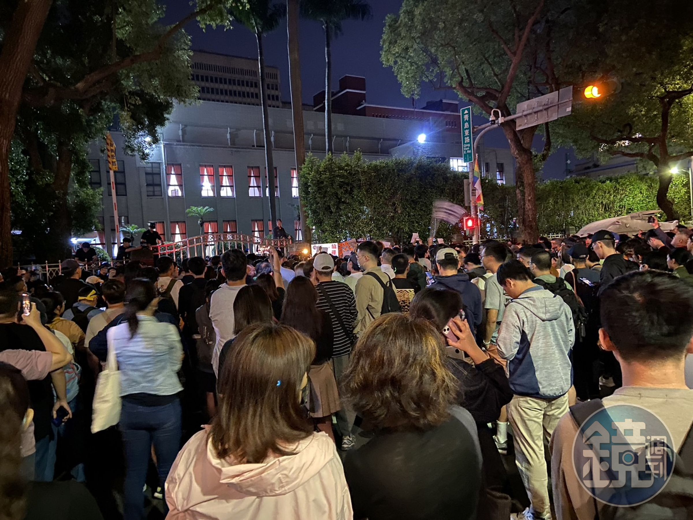 到晚間11時許,立院外聚集民眾已經超過400人。