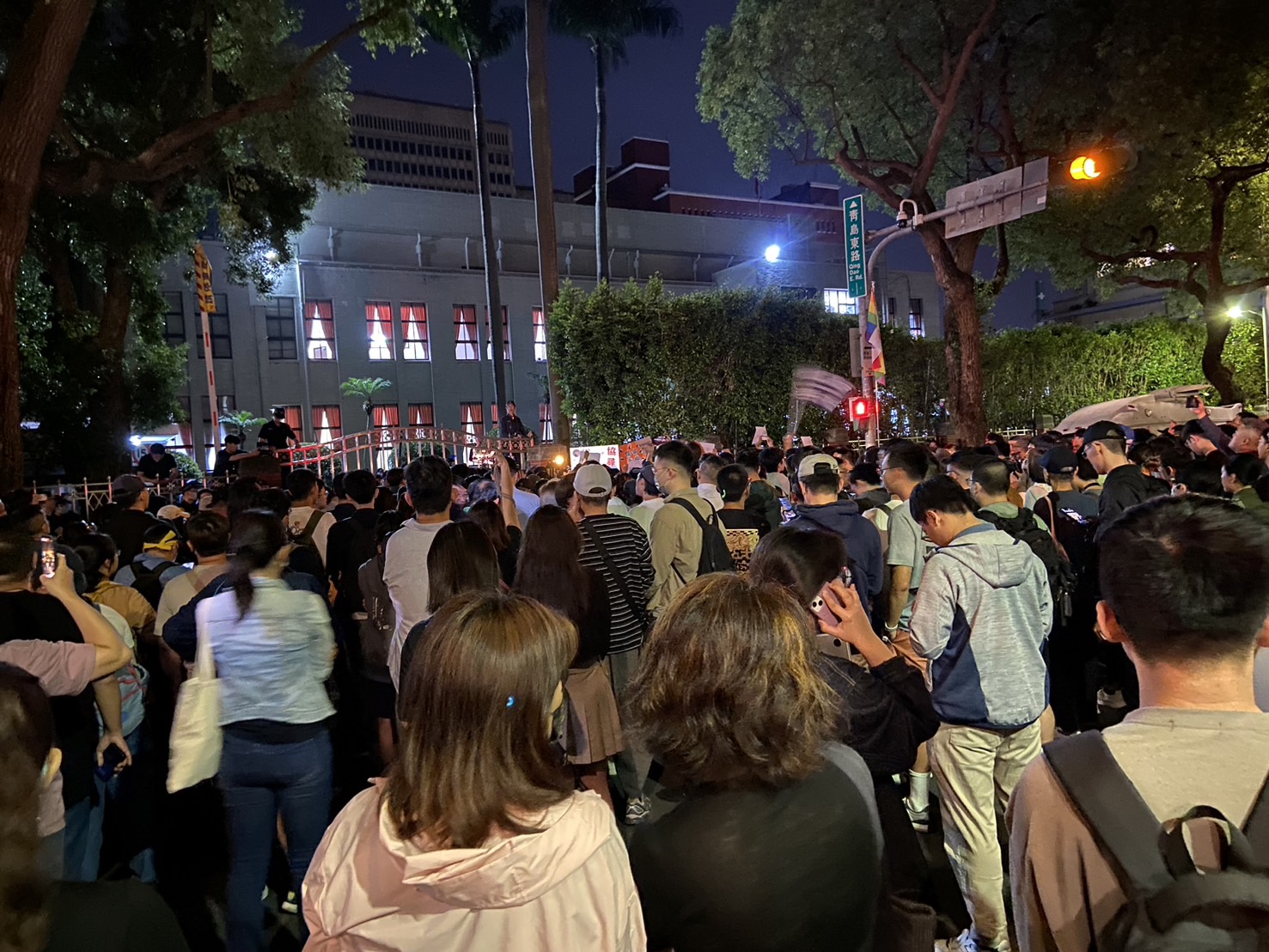 到晚間11時許，立院外聚集民眾已經超過400人。