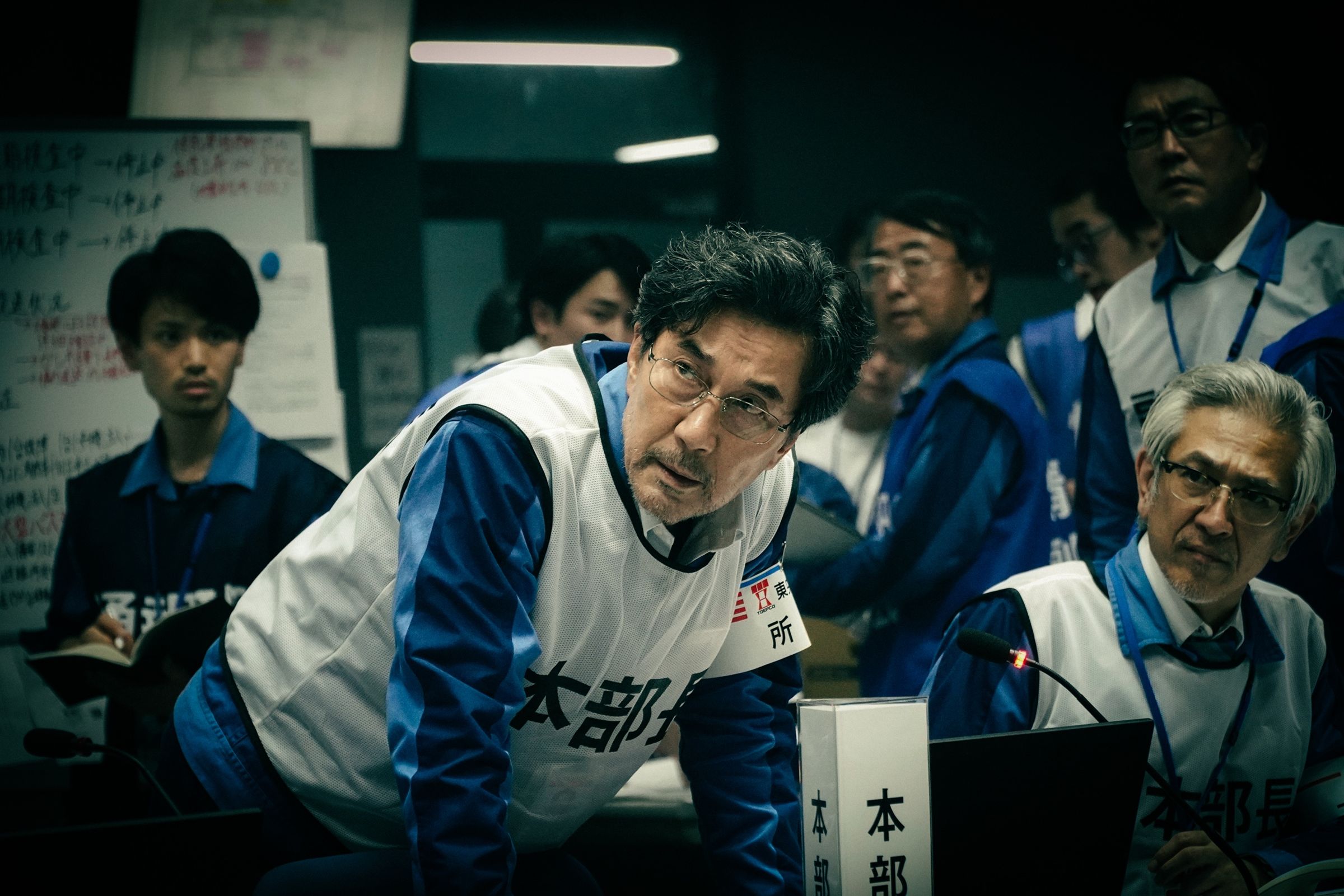 役所廣司(左)主演的《核災日月》改編自福島核災事件,上架後登上Netflix非英語節目週榜第5名。(Netflix提供)