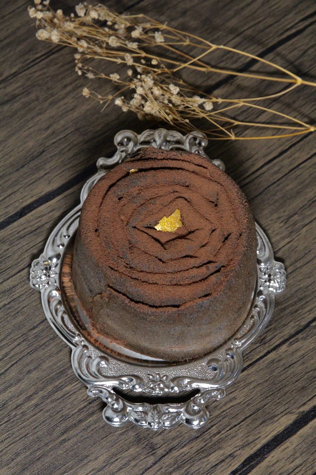 頂層點綴裹上金粉的糖片，更顯奢華，裡頭還藏著濃黑可可脆酷粒，咬下帶來驚喜，風味平衡，口感有趣。（199元／個）