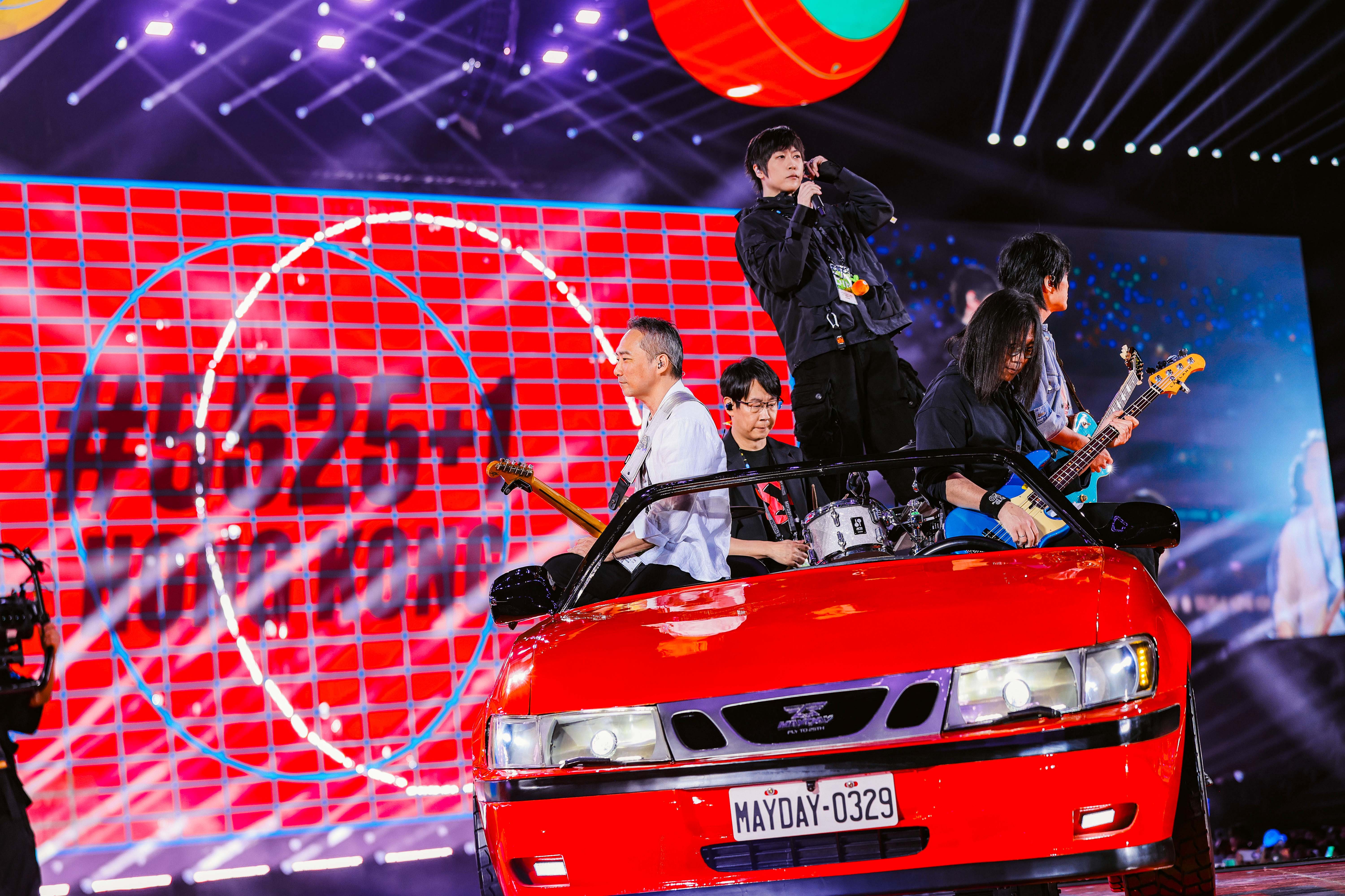 五月天在香港舉辦25週年巡演彩排特別場，首度公開演唱會幕後流程，從燈光、LED到樂器調音全程呈現，與歌迷零距離互動。（相信音樂提供）