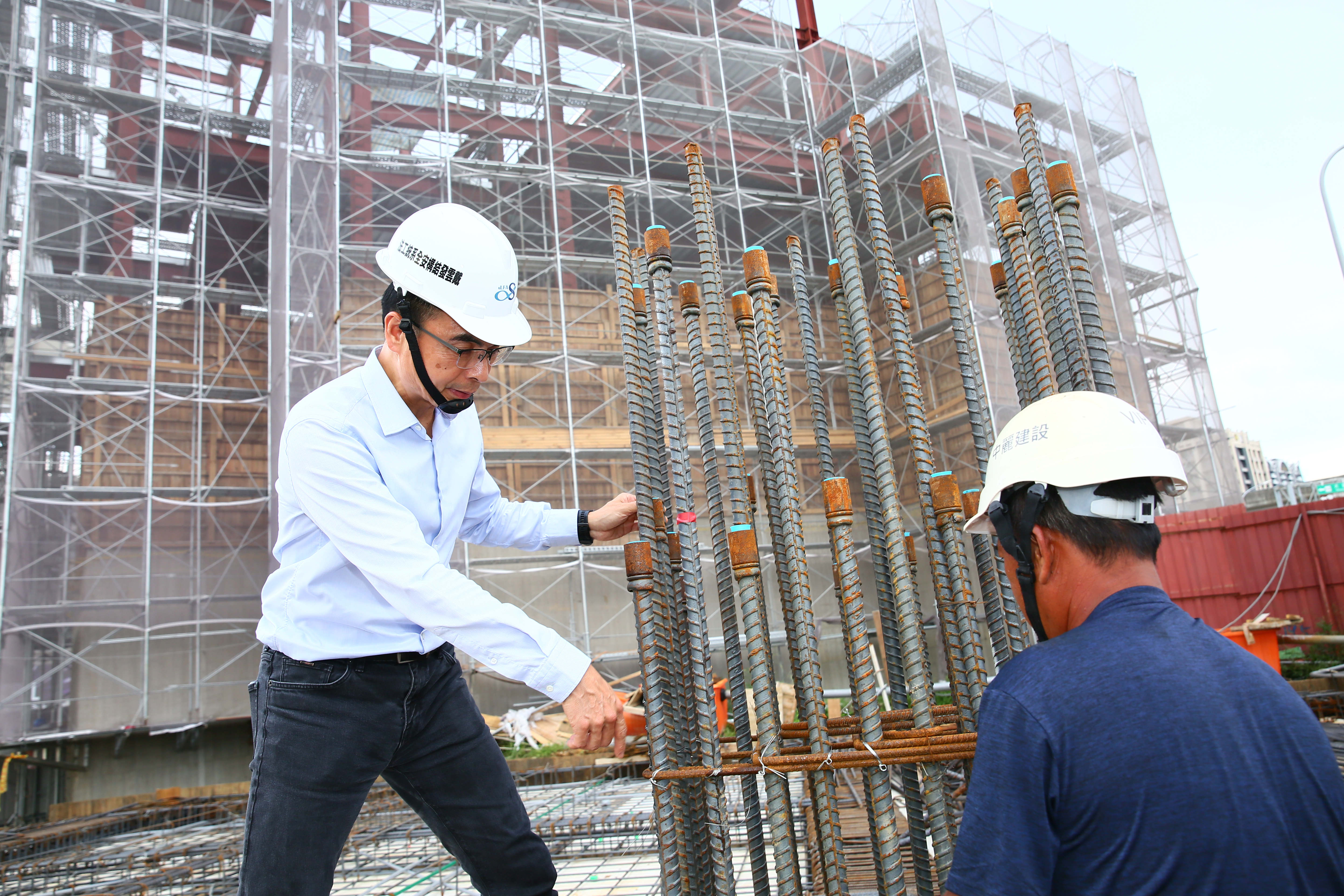 戴雲發為了確保施工品質，會親自到工地確認施工狀況。