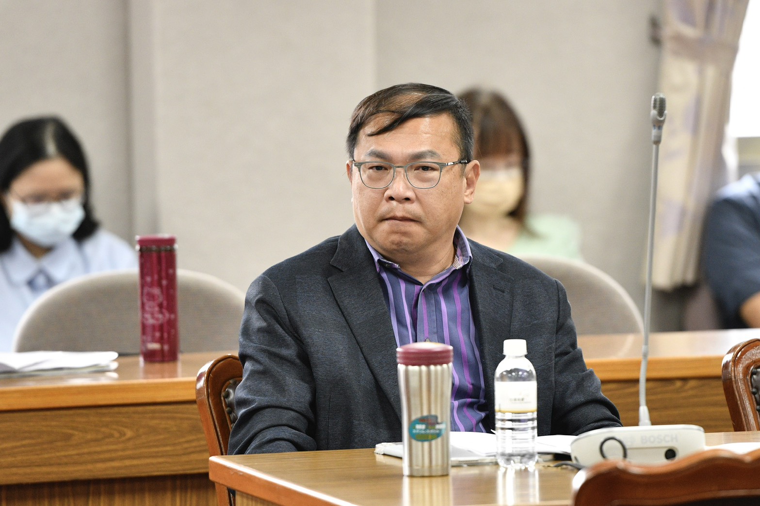 王義川質疑北市府圖利輝達，結果市議會還拍拍手。（鏡報李智為）