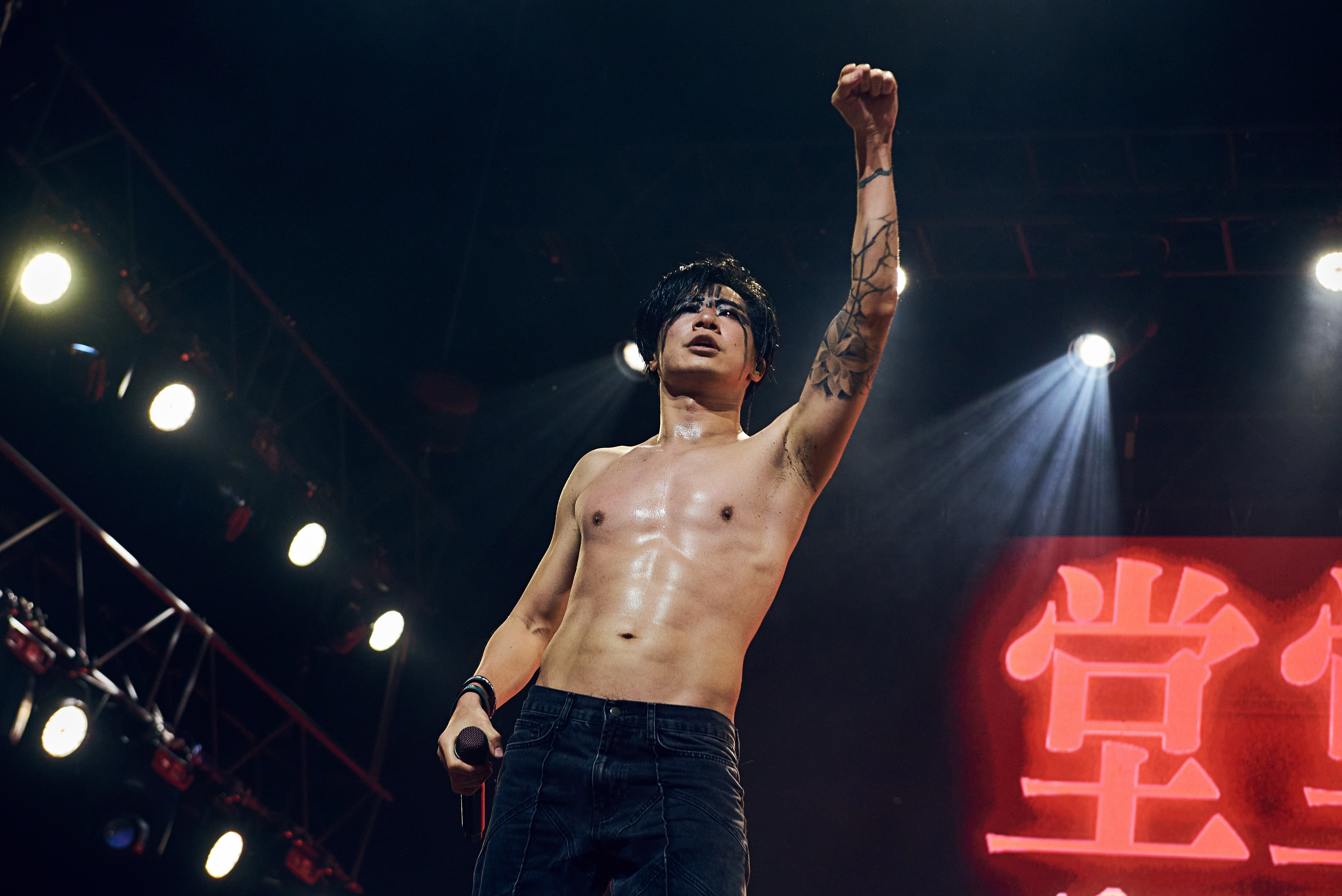 林昶佐演唱時脫掉上衣，展現結實肌肉身材。（出日音樂提供）